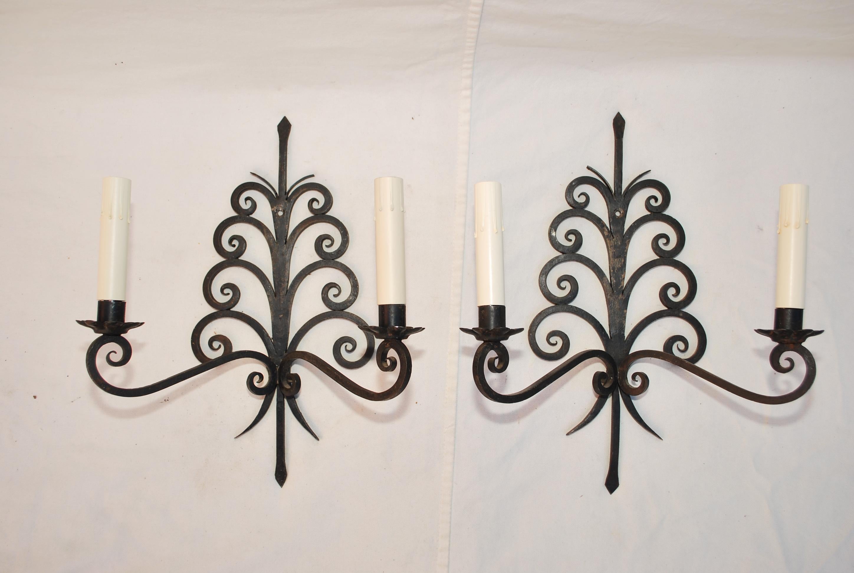 Elegant pair of 1920's French wrought iron sconces For Sale 3
