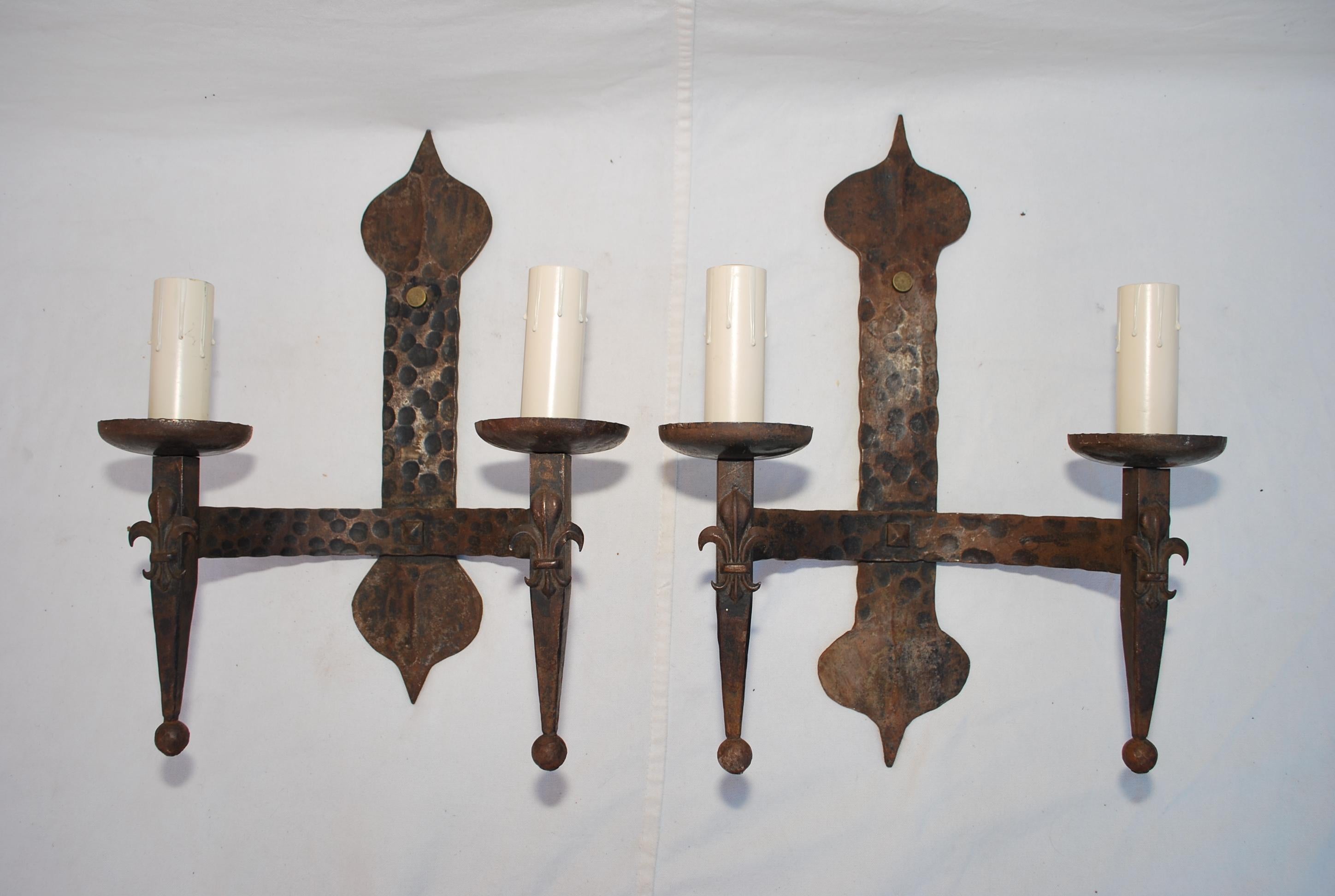 Elegant pair of 1930's wrought iron sconces For Sale 1