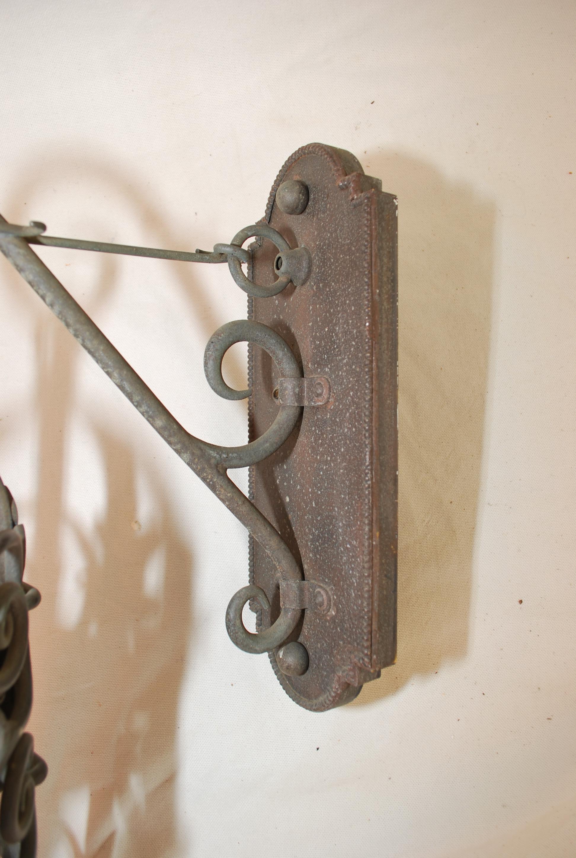 Ein sehr schönes und seltenes Paar von 1940's Messing draußen / drinnen Wandleuchten, die Patina ist so viel schöner in Person