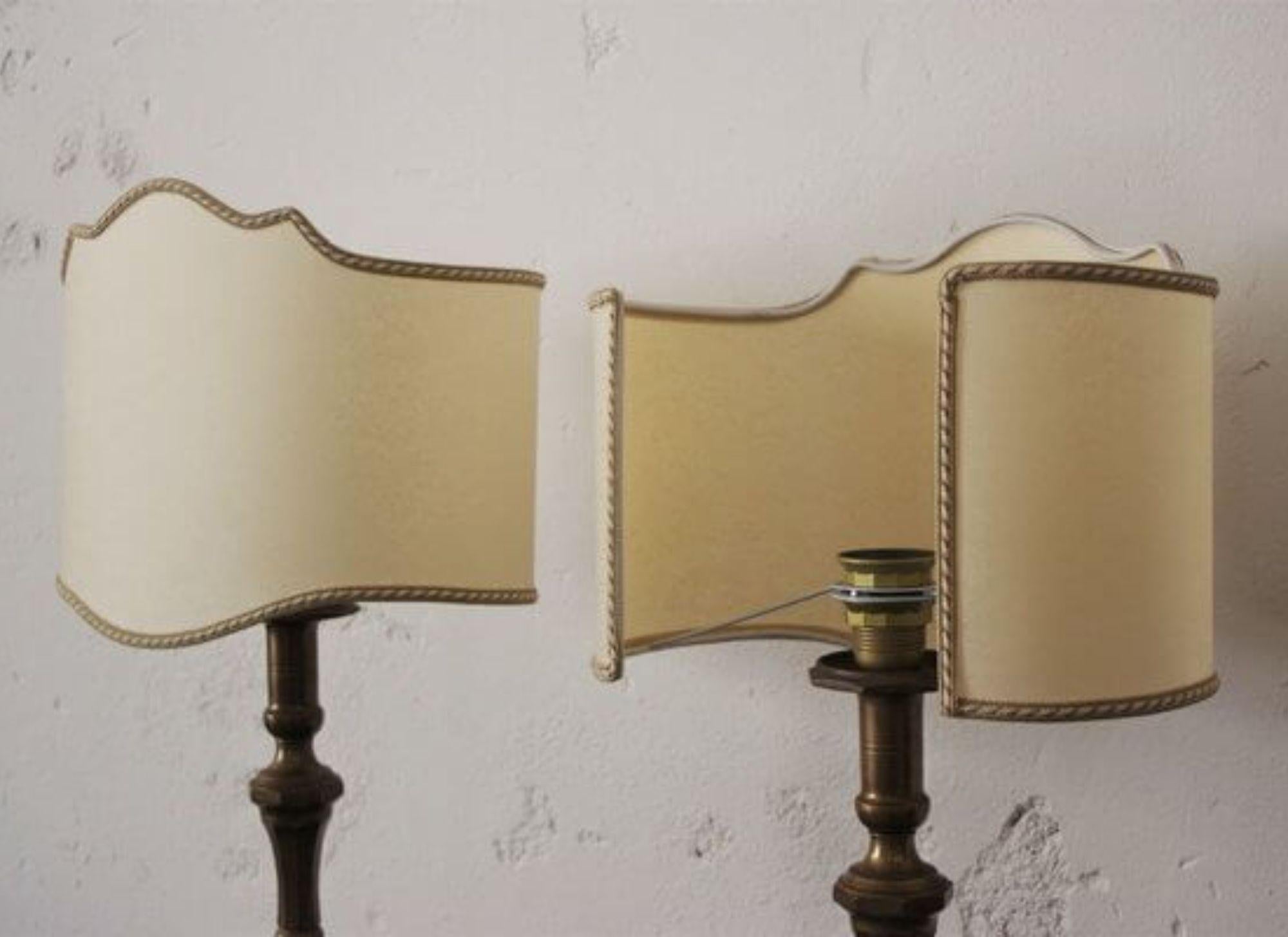 Elegant Pair of 1940s Brass Table Lamps with Embroidered Shades – Timeless Vinta in vendita 4