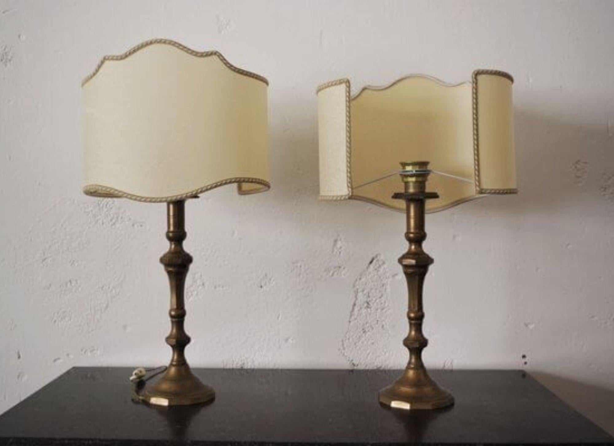Elegant Pair of 1940s Brass Table Lamps with Embroidered Shades – Timeless Vinta in vendita 5