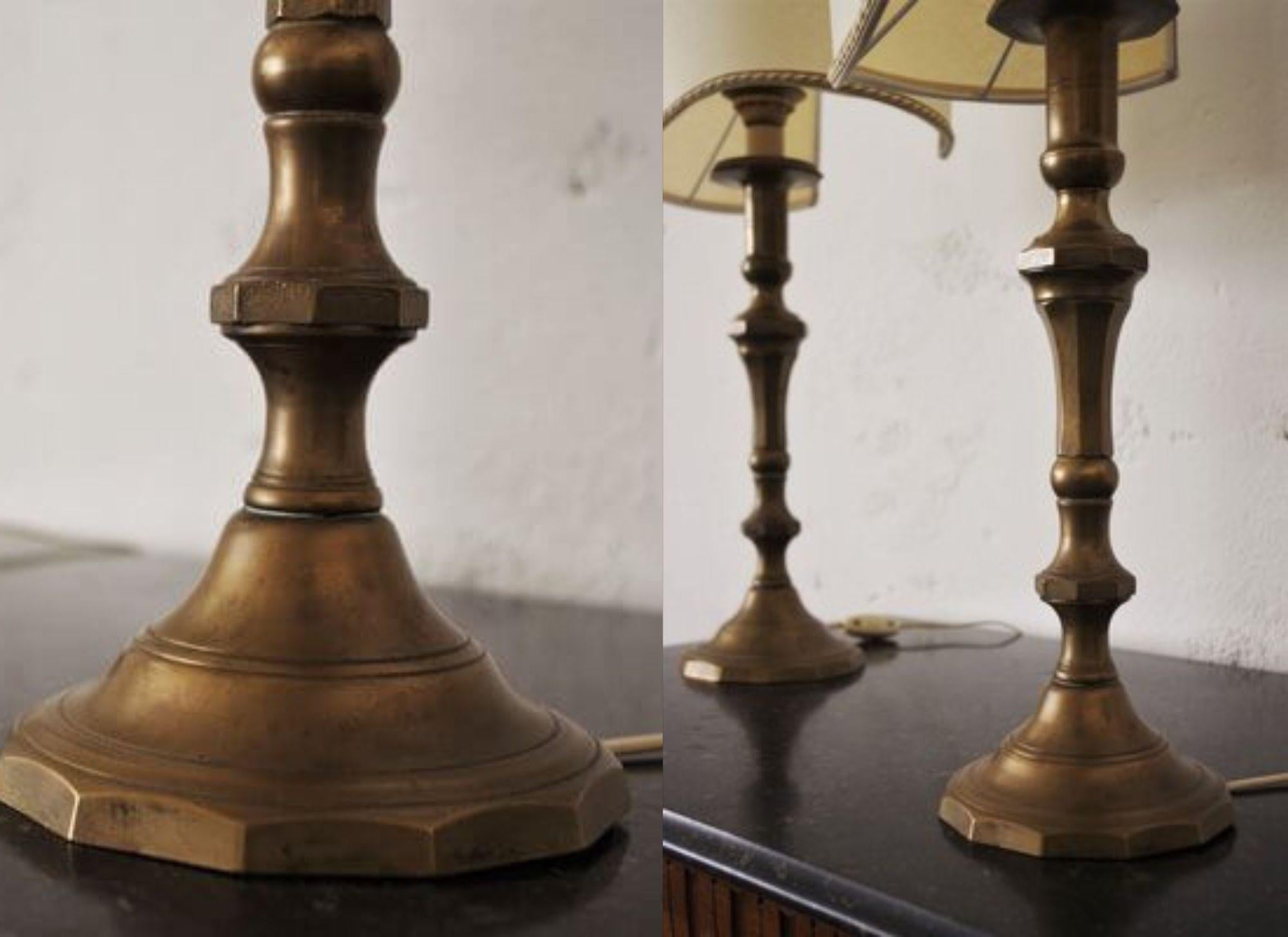Elegant Pair of 1940s Brass Table Lamps with Embroidered Shades – Timeless Vinta in vendita 6
