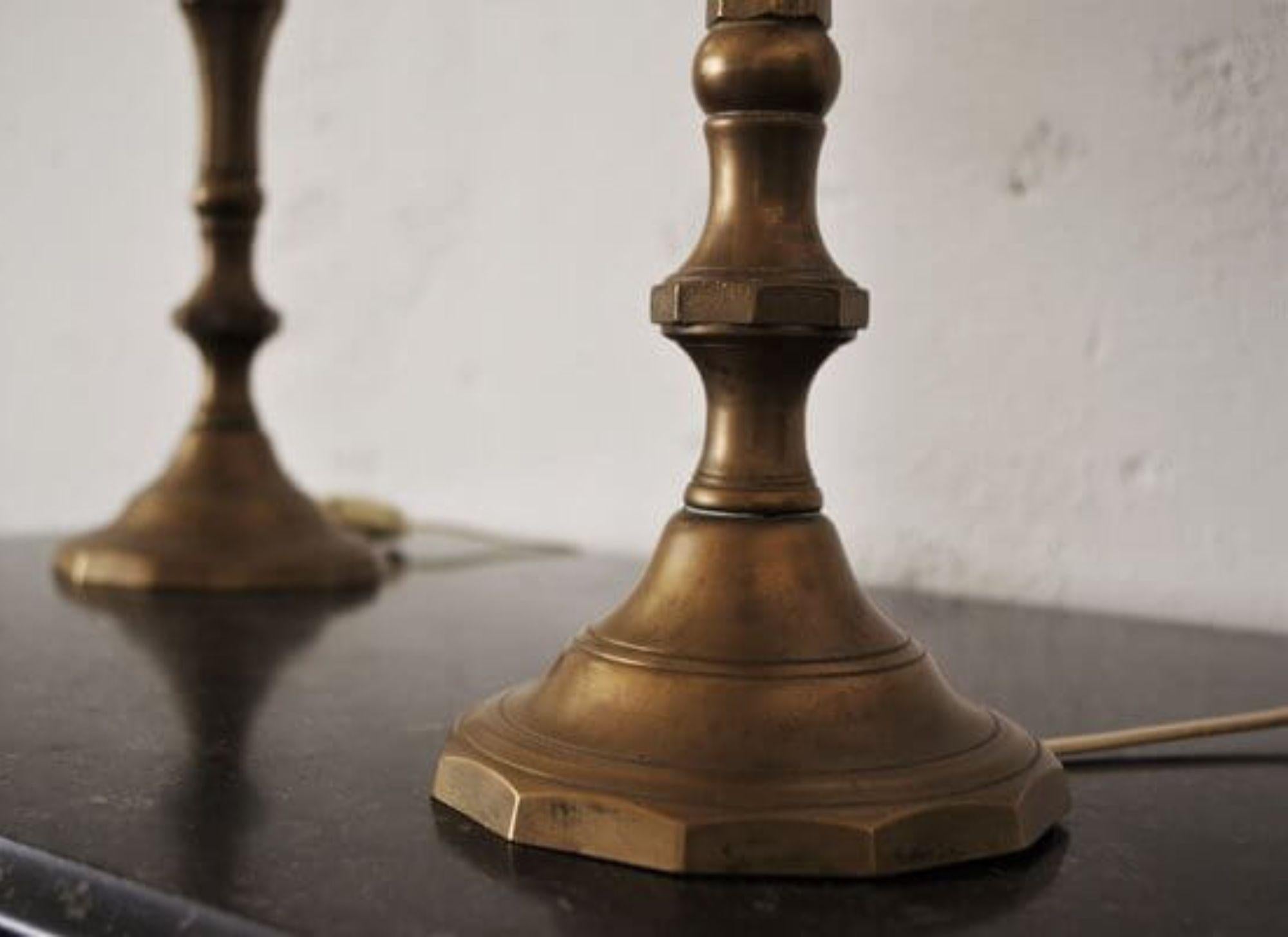 Elegant Pair of 1940s Brass Table Lamps with Embroidered Shades – Timeless Vinta in vendita 7