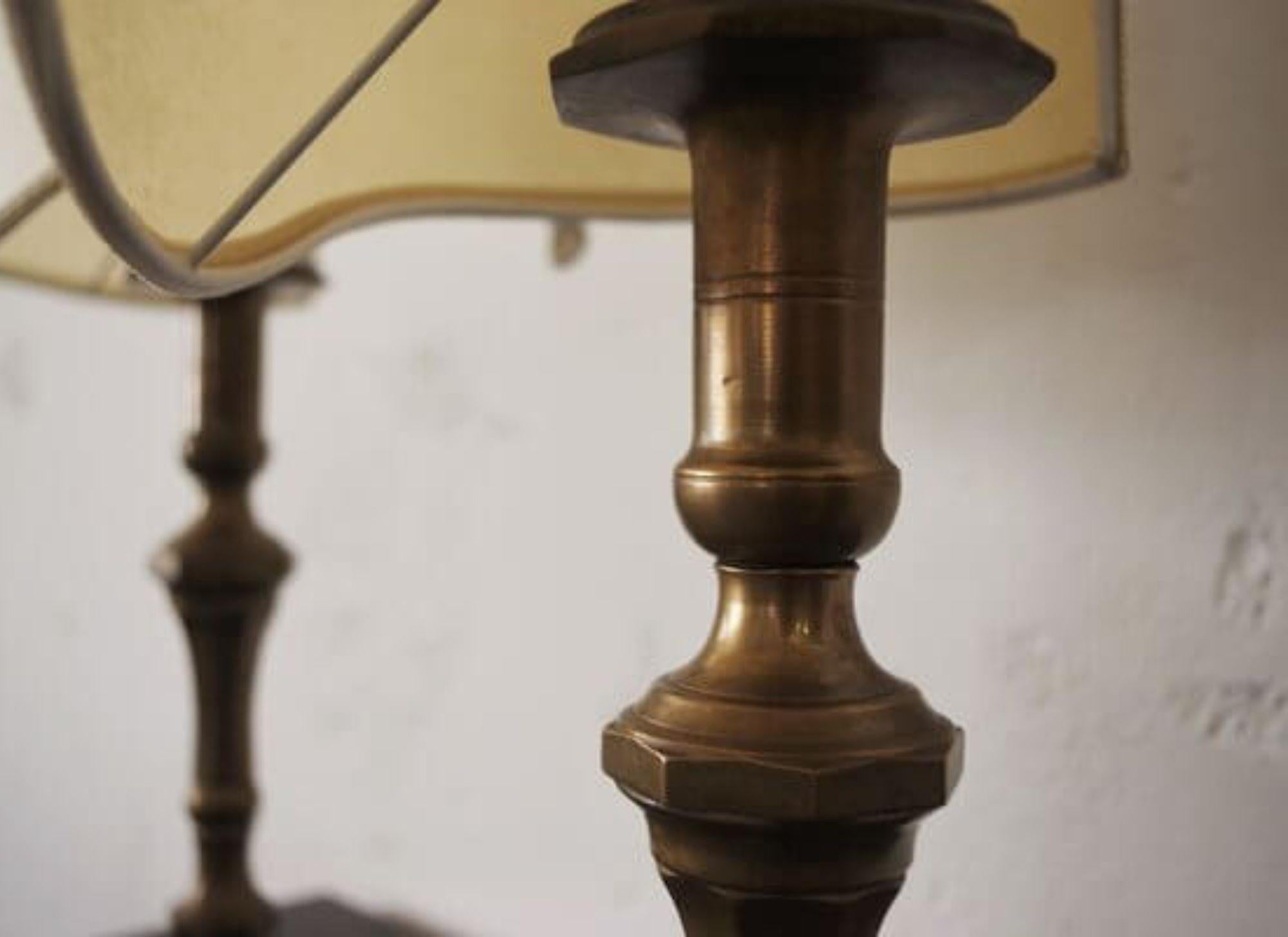 Elegant Pair of 1940s Brass Table Lamps with Embroidered Shades – Timeless Vinta in vendita 8