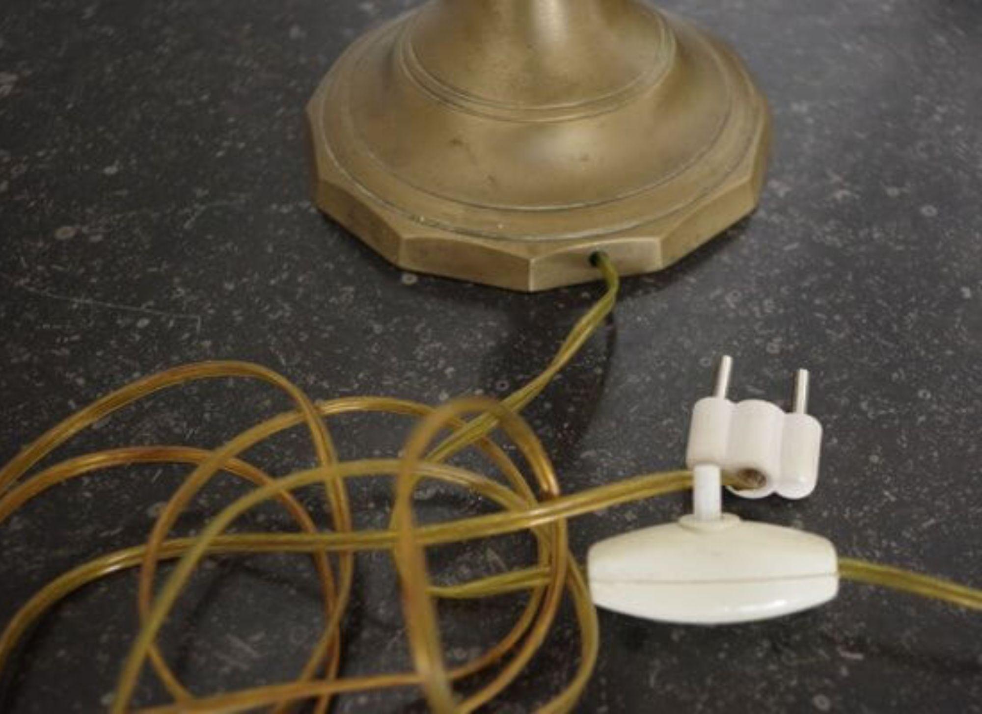 Elegant Pair of 1940s Brass Table Lamps with Embroidered Shades – Timeless Vinta in vendita 9