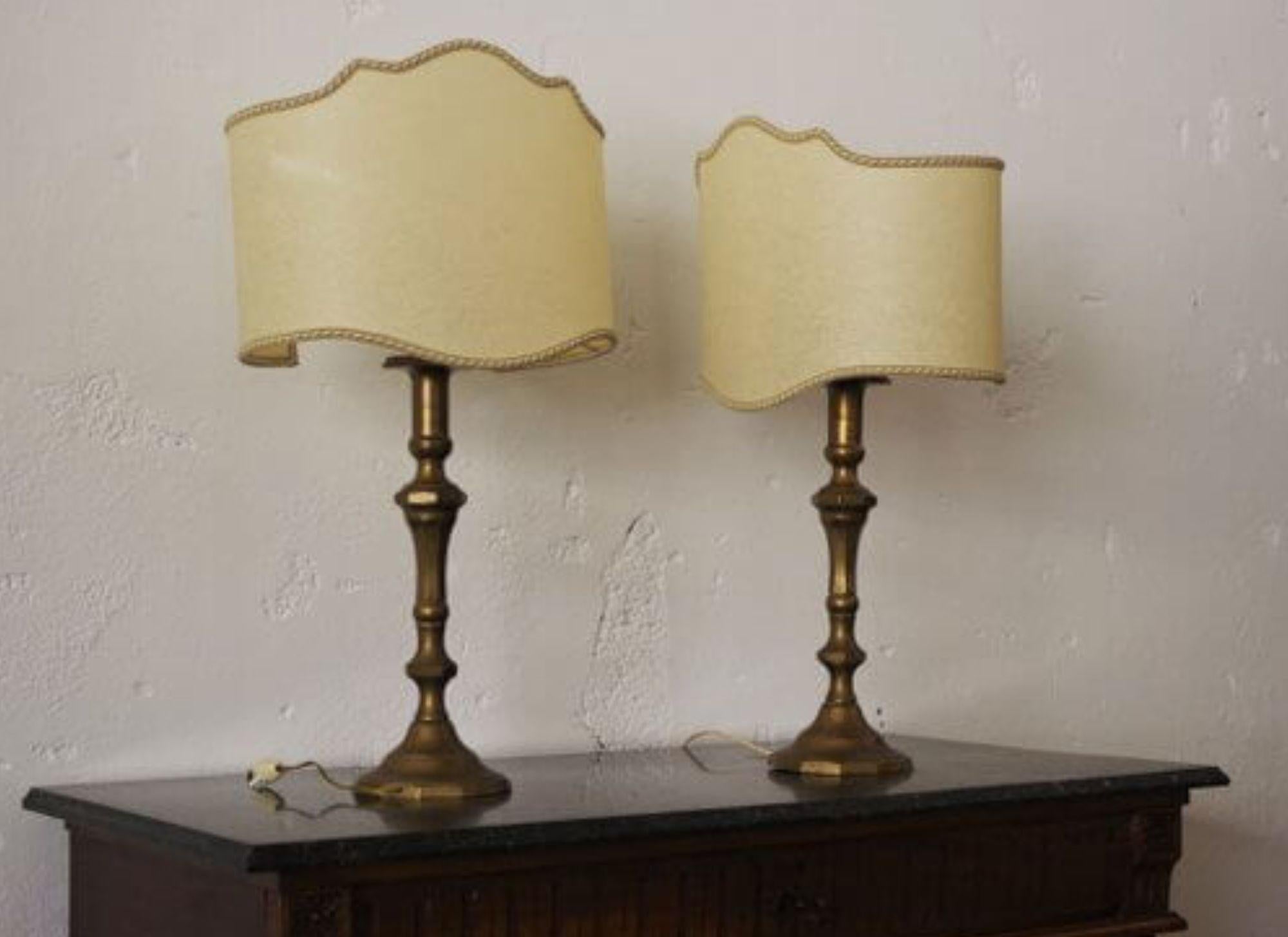 Italian Elegant Pair of 1940s Brass Table Lamps with Embroidered Shades – Timeless Vinta in vendita