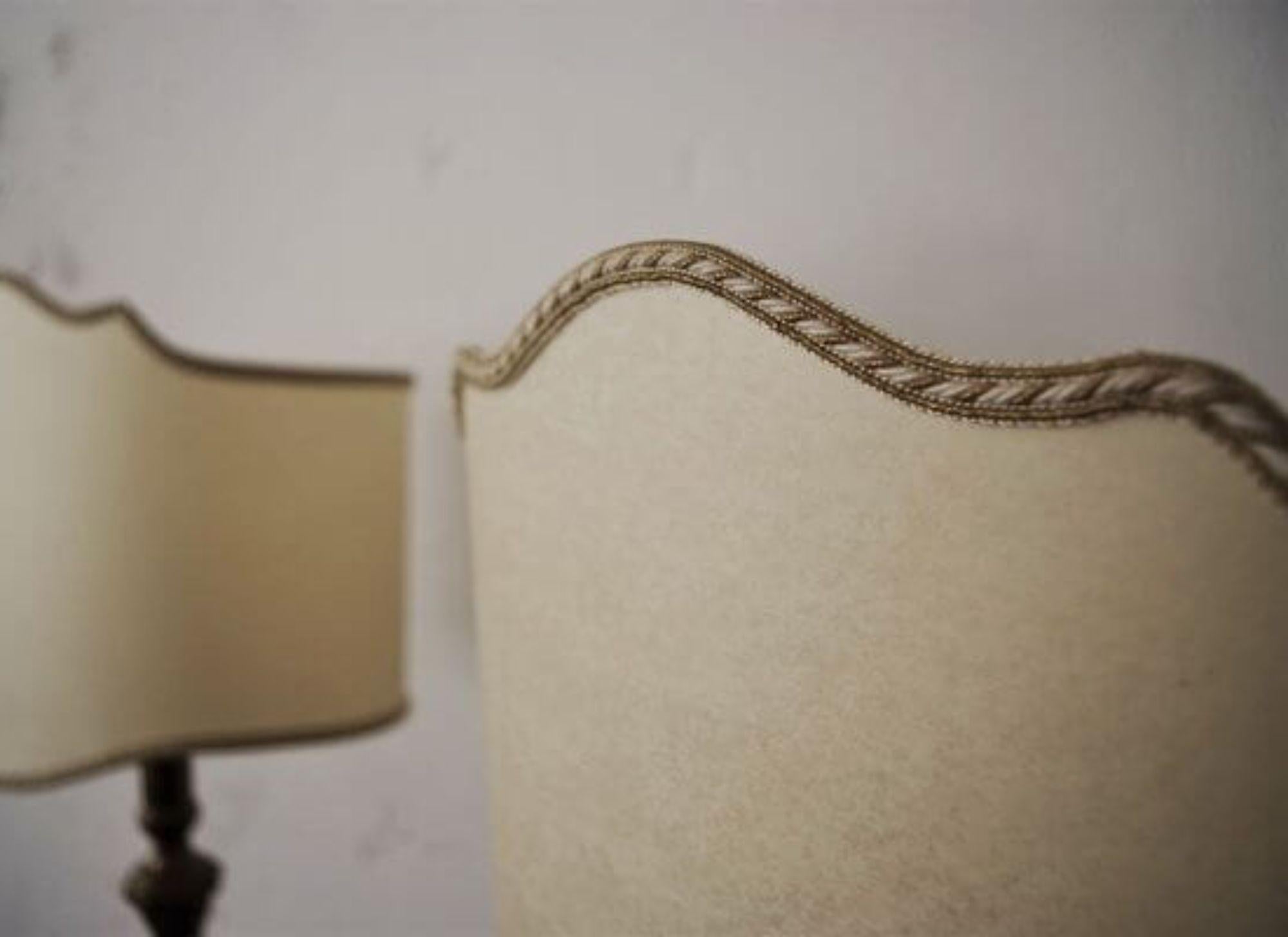 Elegant Pair of 1940s Brass Table Lamps with Embroidered Shades – Timeless Vinta In condizioni buone in vendita a Manzano, IT