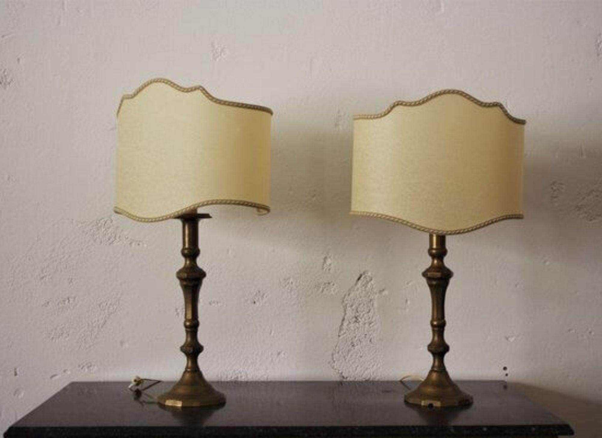 Mid-20th Century Elegant Pair of 1940s Brass Table Lamps with Embroidered Shades – Timeless Vinta in vendita