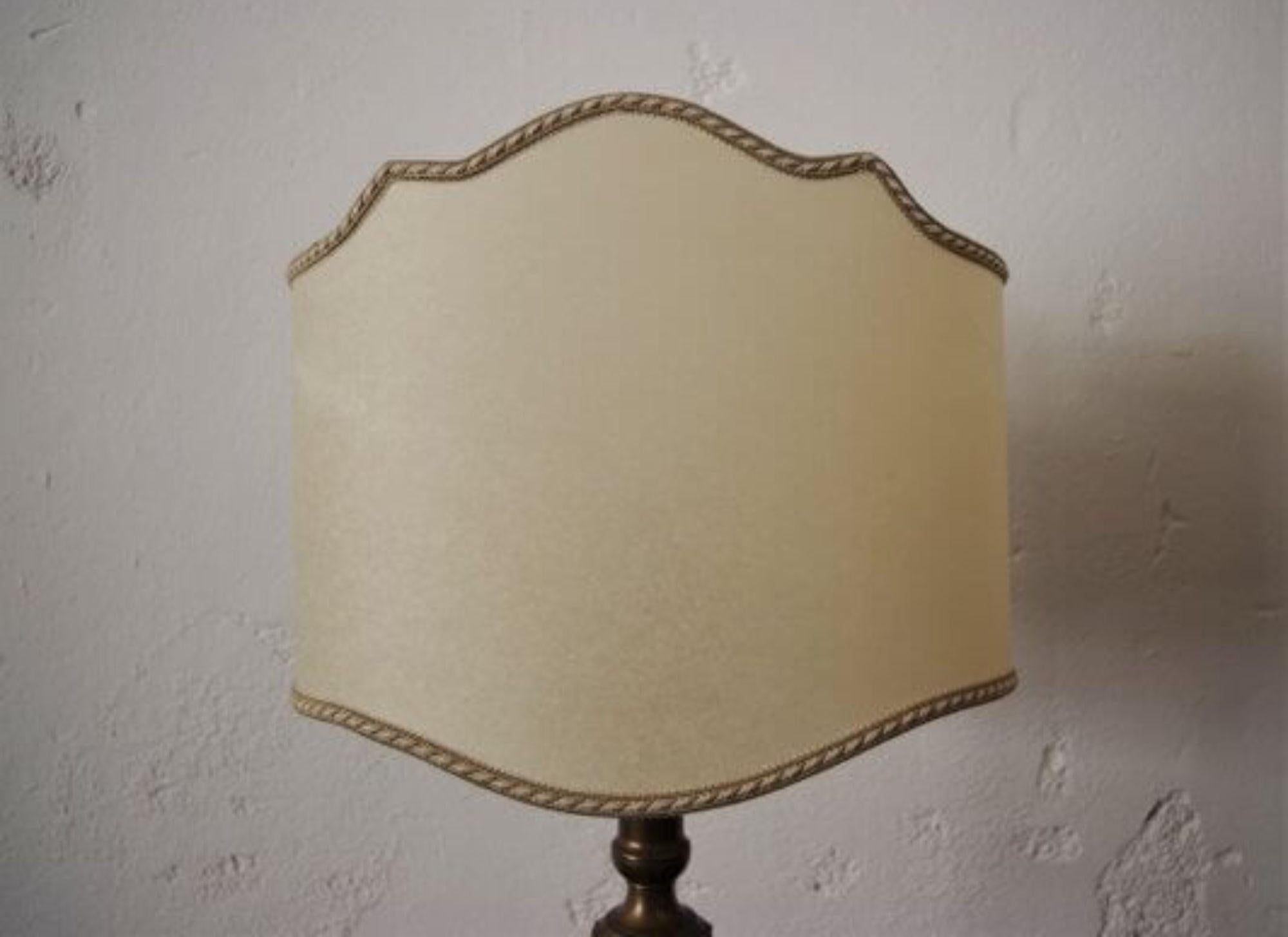 Ottone Elegant Pair of 1940s Brass Table Lamps with Embroidered Shades – Timeless Vinta in vendita