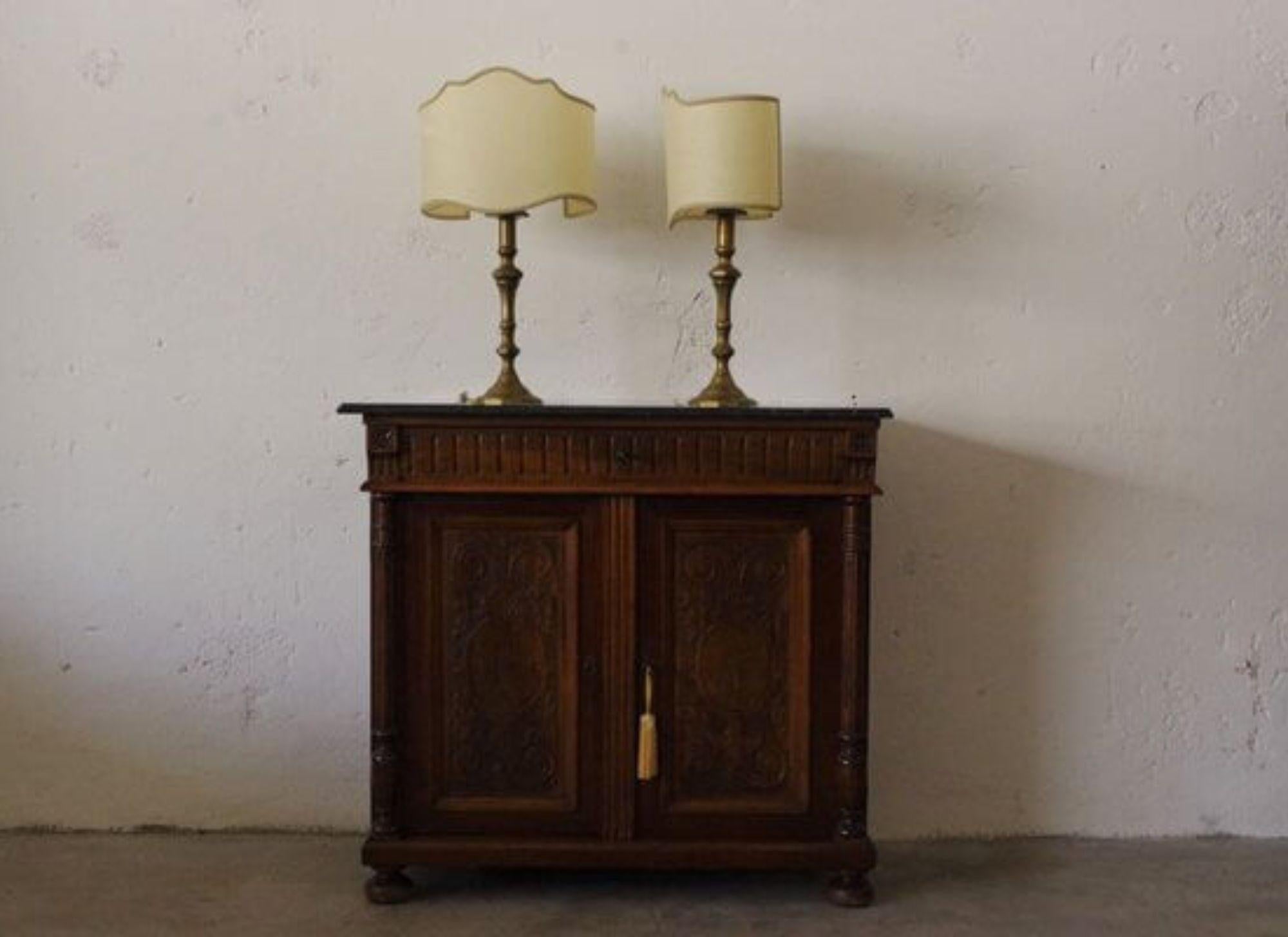 Elegant Pair of 1940s Brass Table Lamps with Embroidered Shades – Timeless Vinta in vendita 1