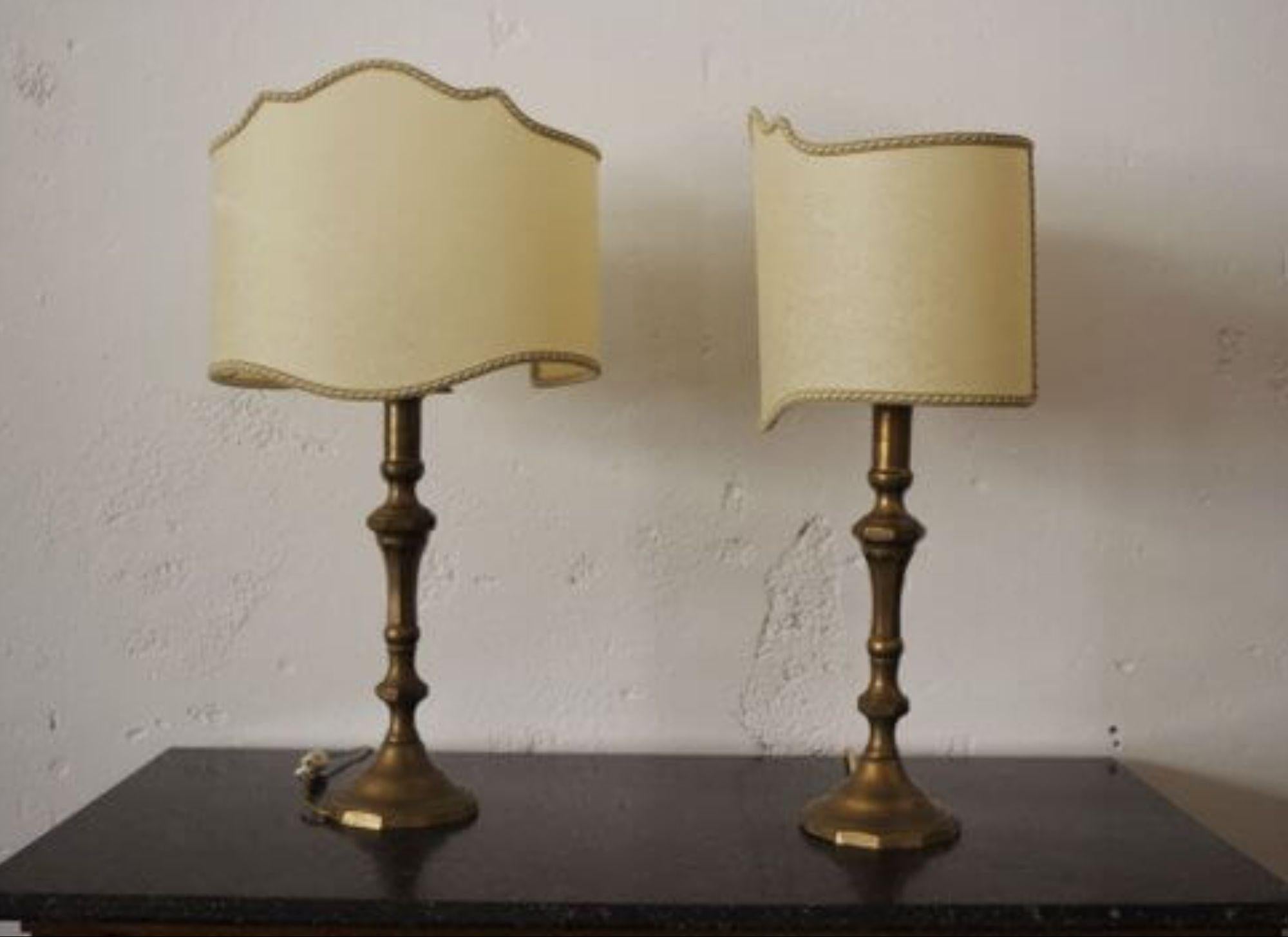 Elegant Pair of 1940s Brass Table Lamps with Embroidered Shades – Timeless Vinta in vendita 2