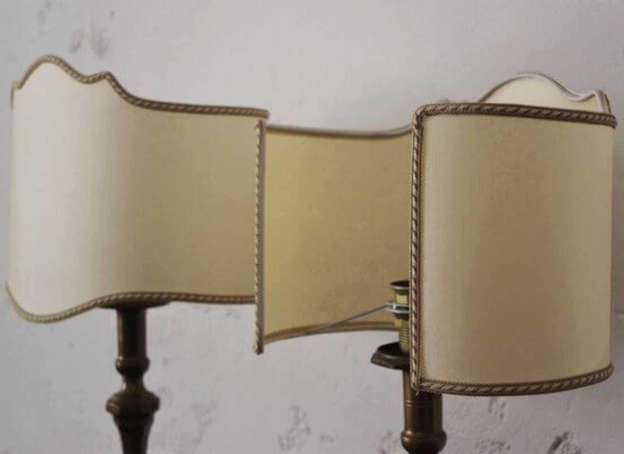 Elegant Pair of 1940s Brass Table Lamps with Embroidered Shades – Timeless Vinta in vendita 3
