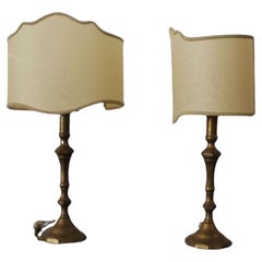 Elegantes Paar 1940er Messing-Tischlampen mit gestickten Schirmen - Timeless Vinta
