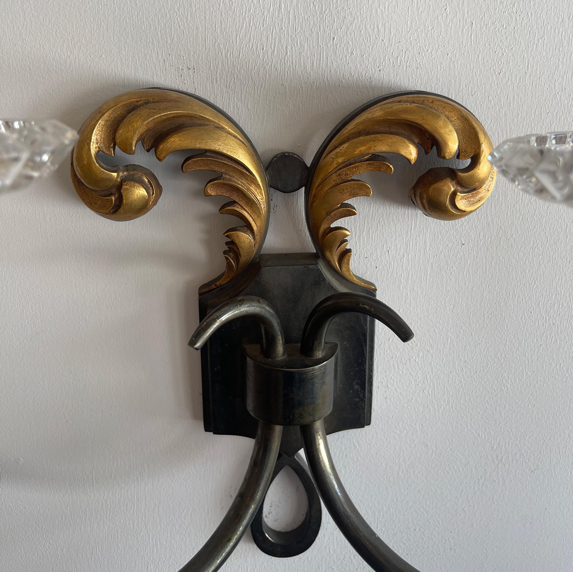 Elegantes Paar 1940er Jahre Französisch Bronze Wandleuchten (Vergoldet) im Angebot