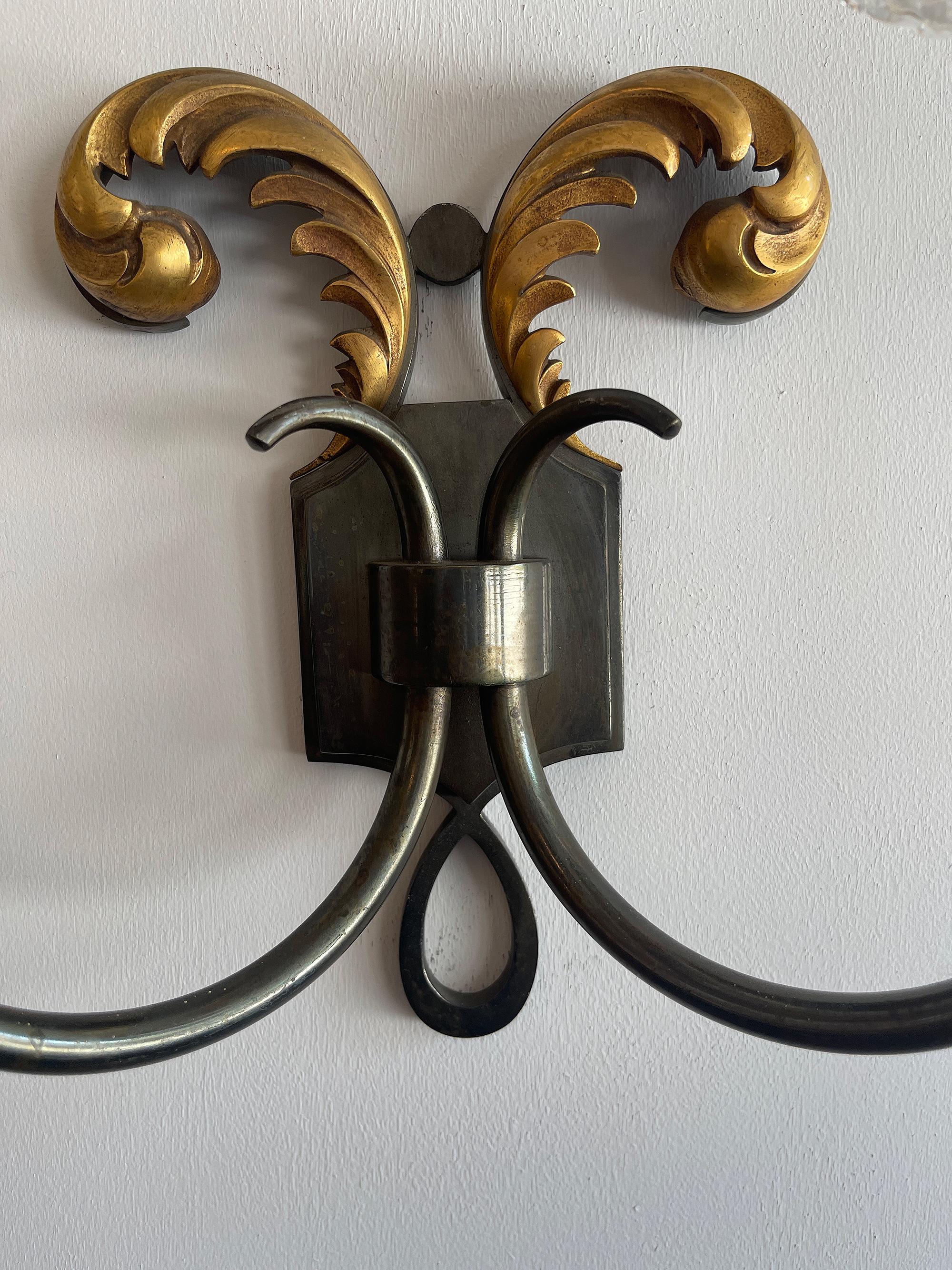Elegantes Paar 1940er Jahre Französisch Bronze Wandleuchten im Angebot 3