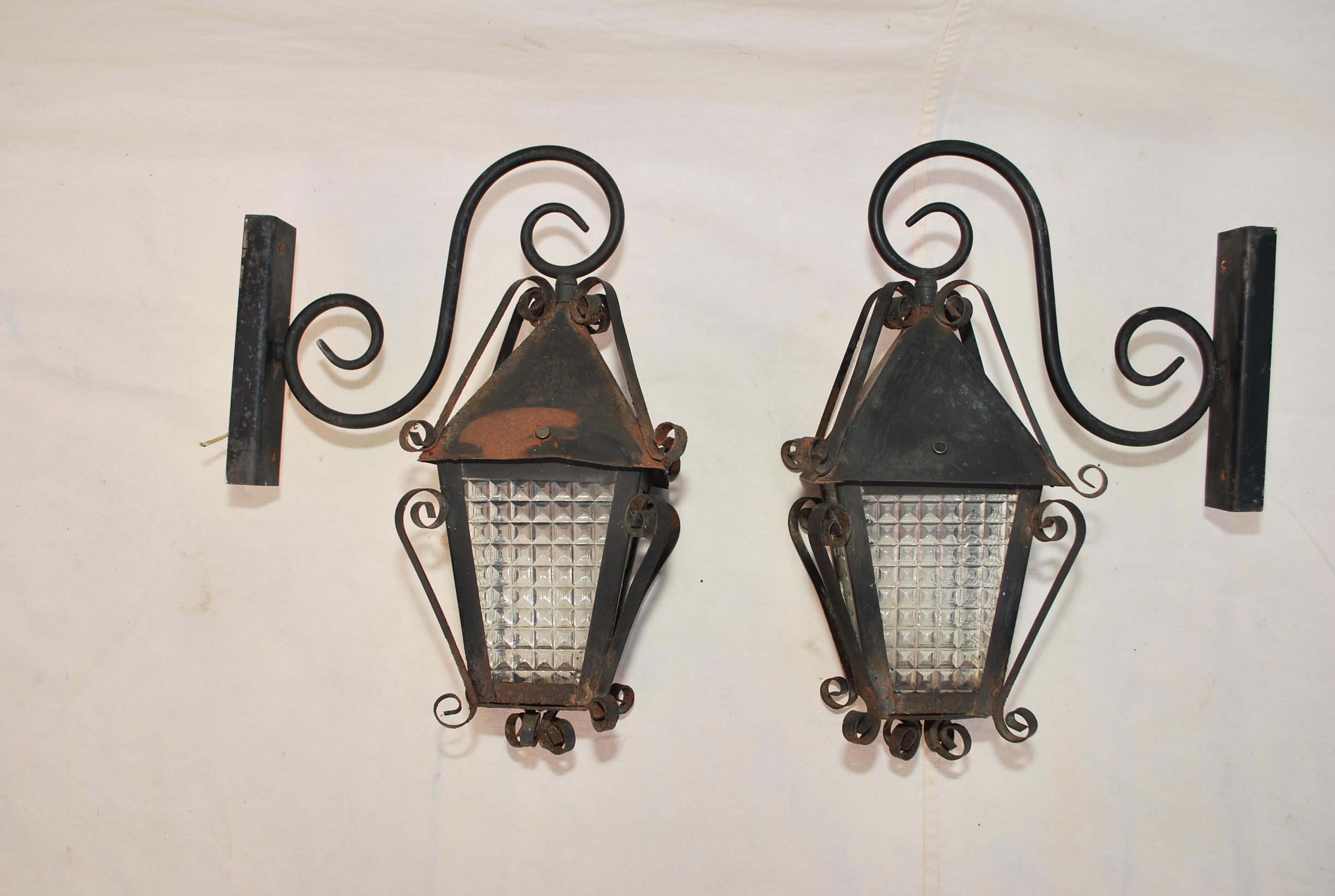 Un'elegante coppia di applique francesi da esterno/interno, la patina è molto più bella dal vivo