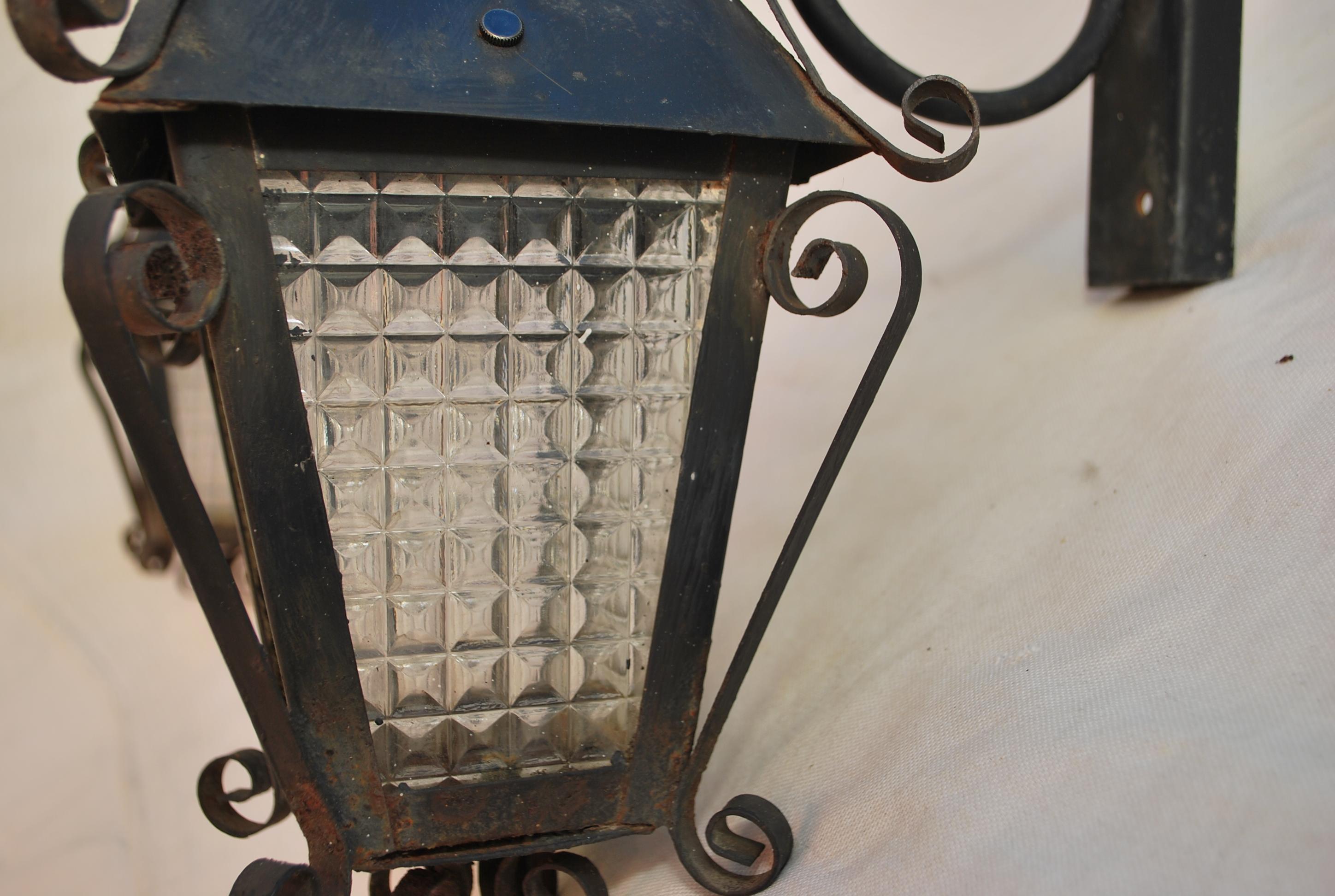 Fatto a mano Eleganza della coppia di appliques francesi da esterno in ferro battuto degli anni '40 in vendita