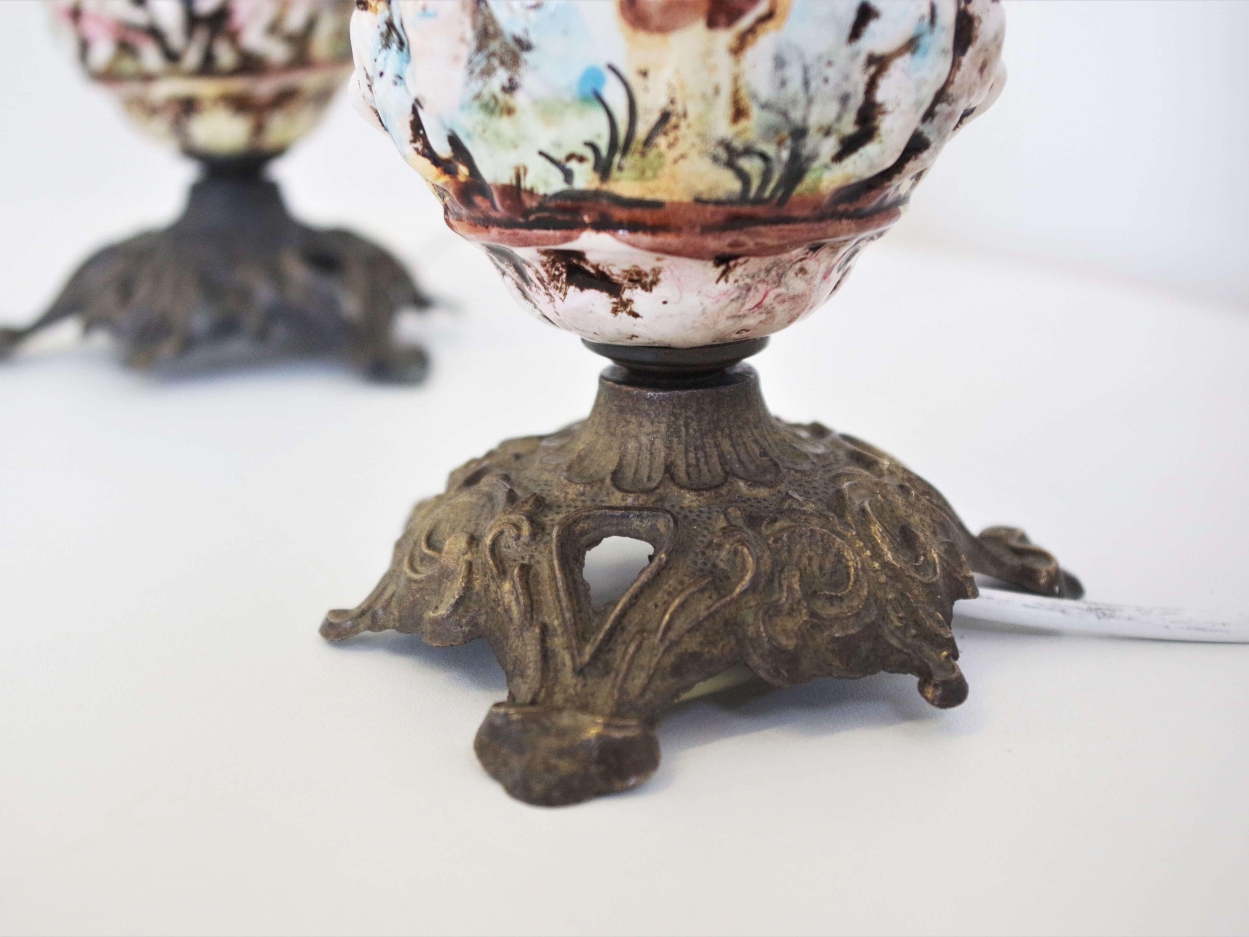 Élégante paire de lampes de table en porcelaine de Capodimonte des années 1950 - Artisanat italien intemporel en vente 1