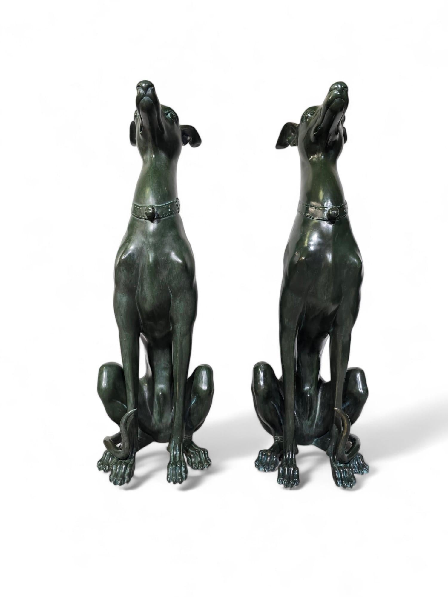Elegance Paire de statues de lévriers italiens des années 1950 en bronze patiné vert en vente 5