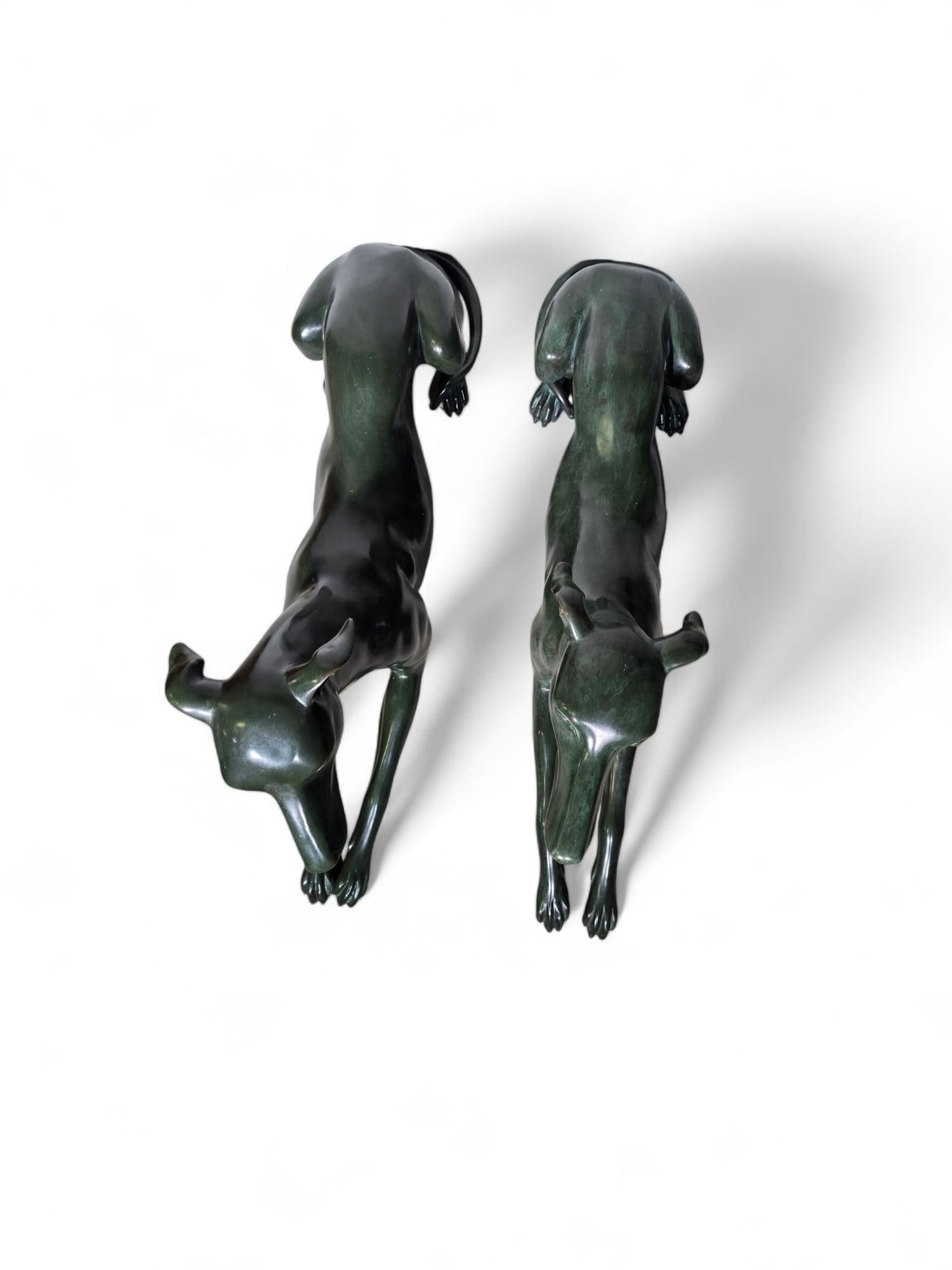 Eleganza della coppia di statue di levrieri italiani degli anni '50 in bronzo patinato verde in vendita 5