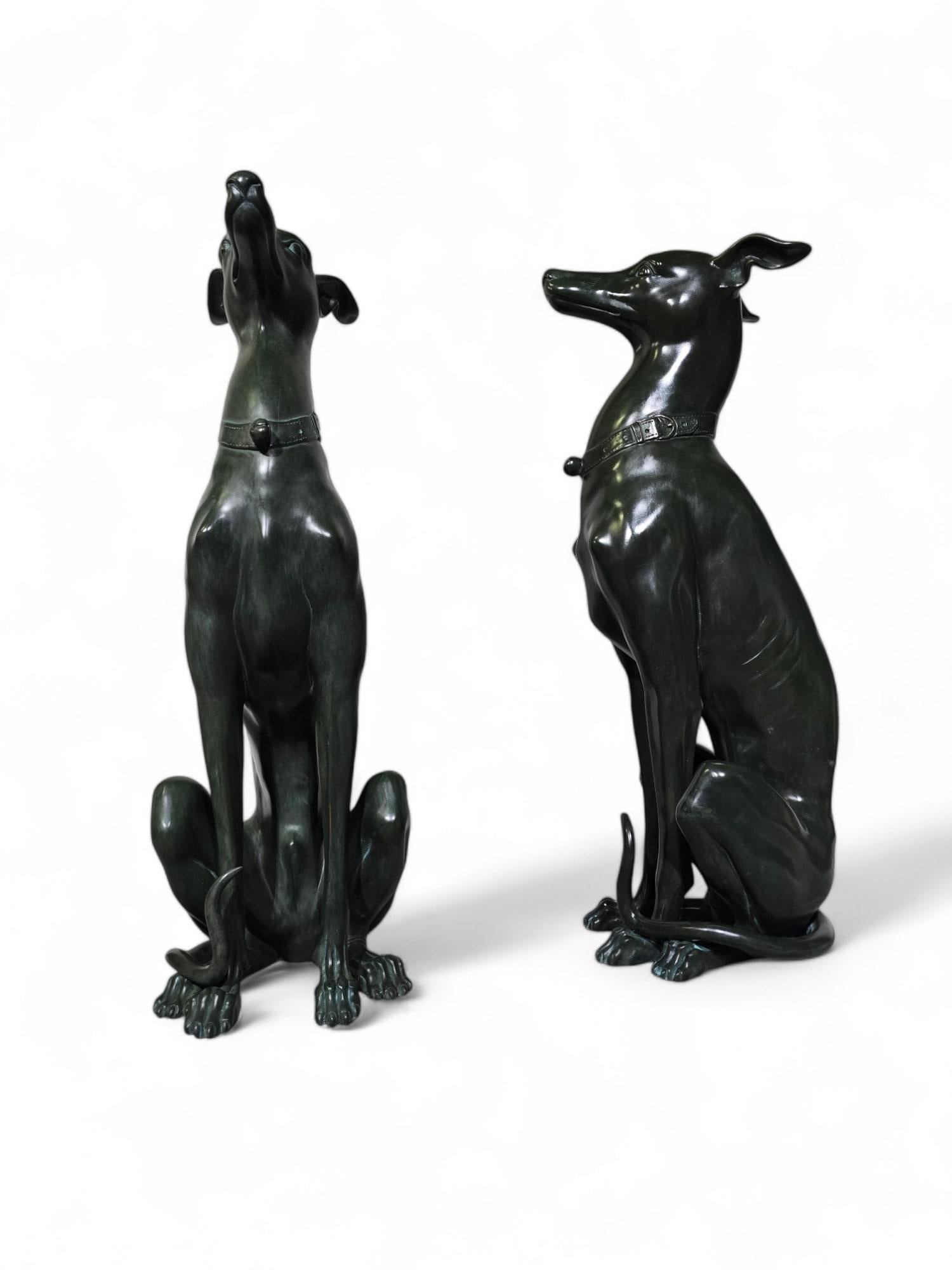 Elegance Paire de statues de lévriers italiens des années 1950 en bronze patiné vert en vente 6