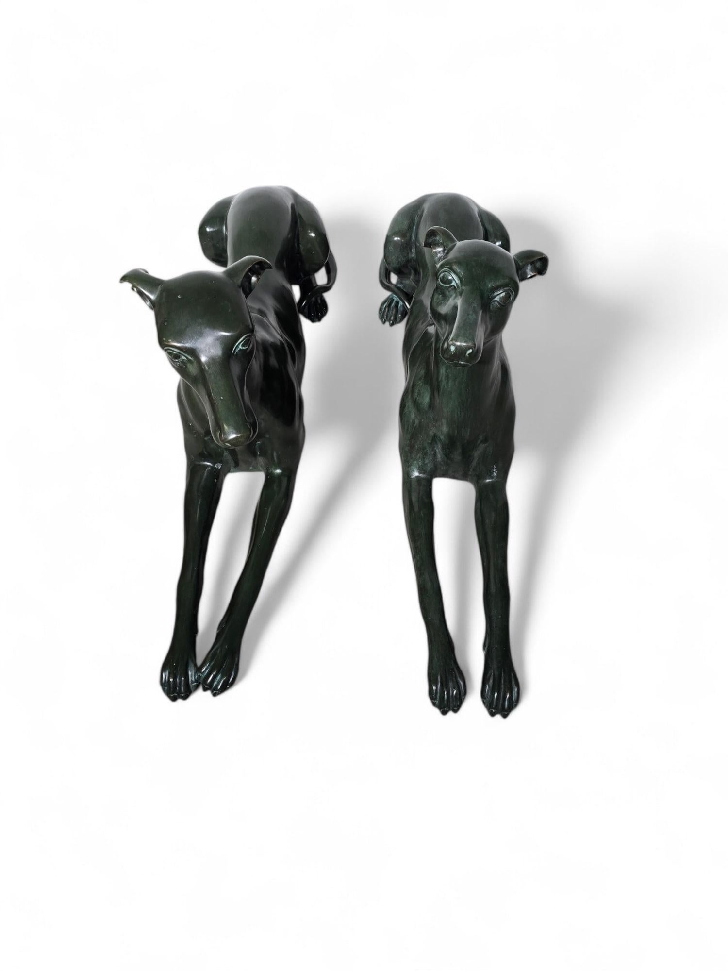 Eleganza della coppia di statue di levrieri italiani degli anni '50 in bronzo patinato verde in vendita 6