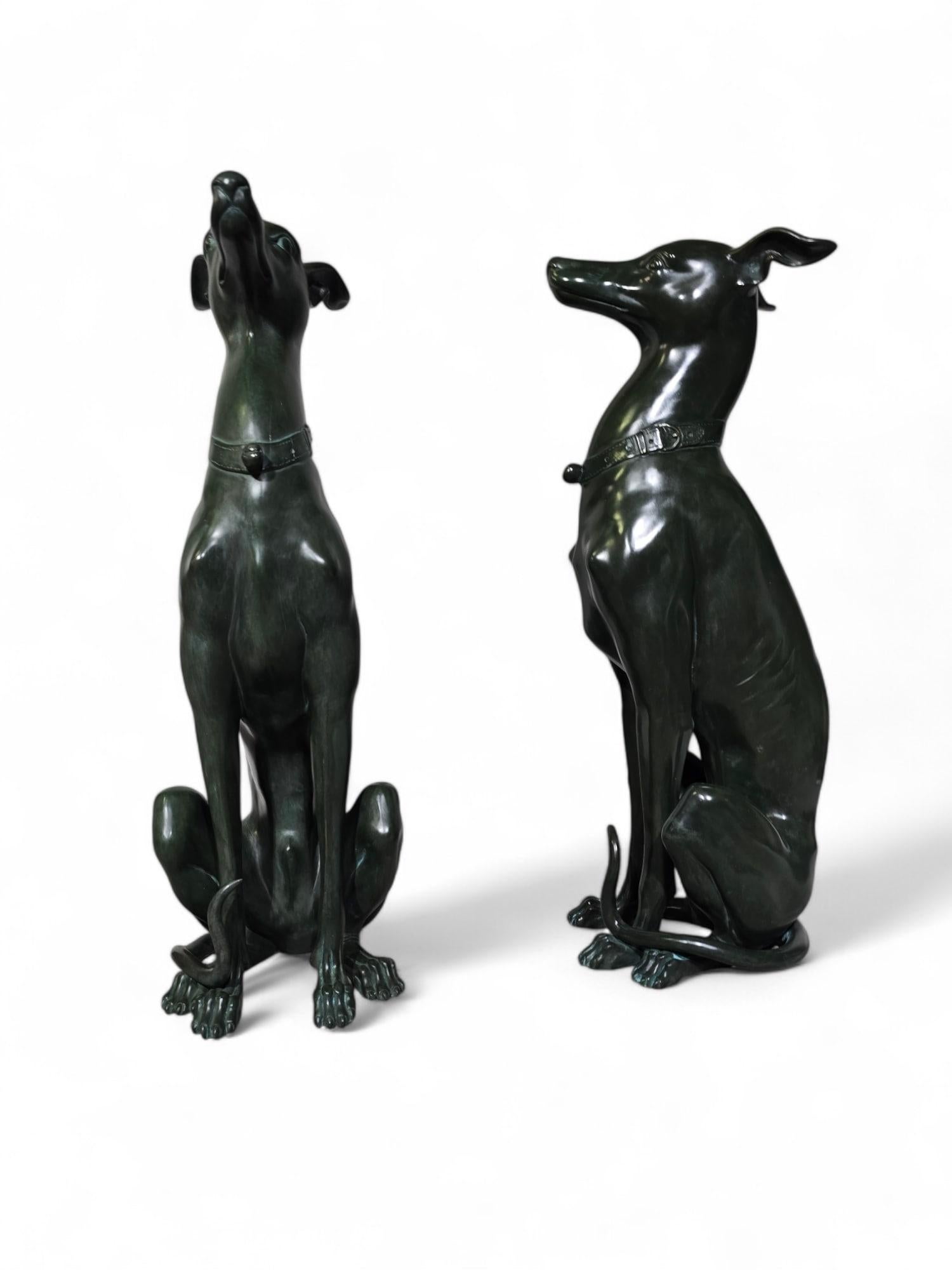 Elegance Paire de statues de lévriers italiens des années 1950 en bronze patiné vert en vente 7