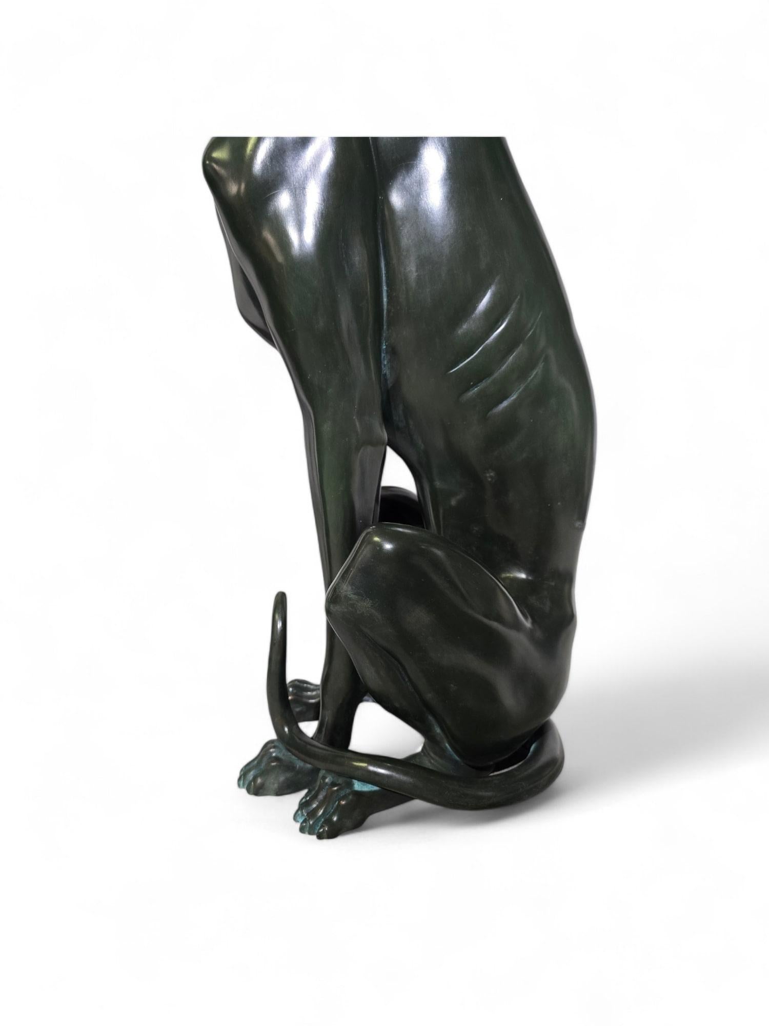 Cette paire sophistiquée de sculptures de lévriers italiens des années 1950 est réalisée en bronze patiné vert, mettant en valeur l'élégance et la grâce de ces chiens emblématiques. Les statues sont en parfait état, ce qui en fait un ajout