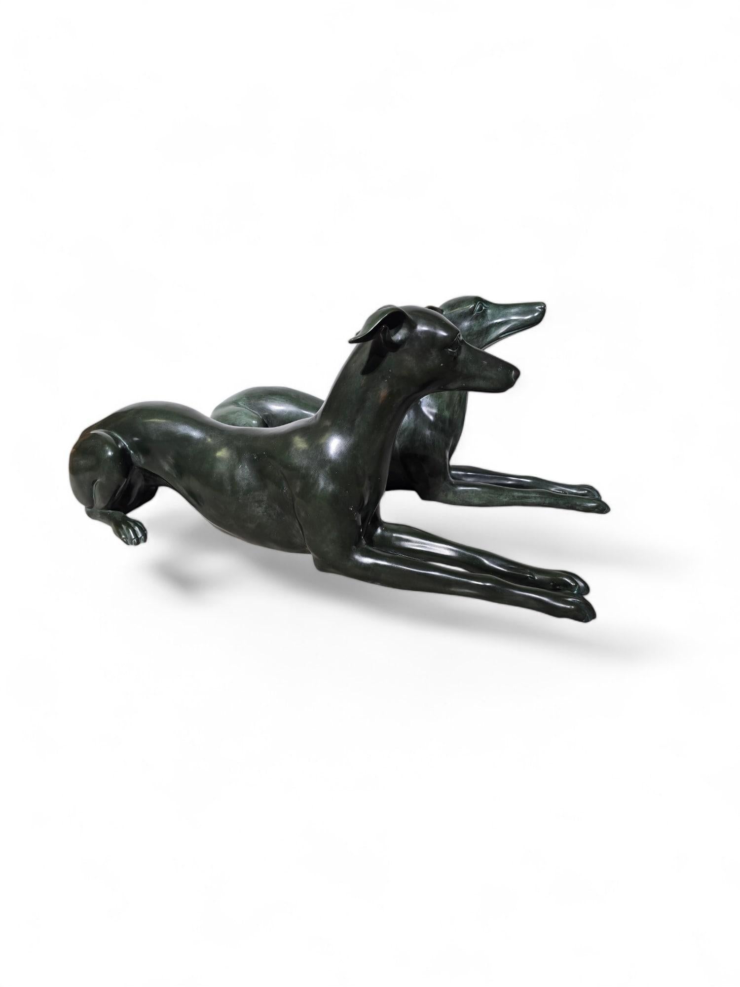 Eleganza della coppia di statue di levrieri italiani degli anni '50 in bronzo patinato verde In condizioni buone in vendita a Madrid, ES