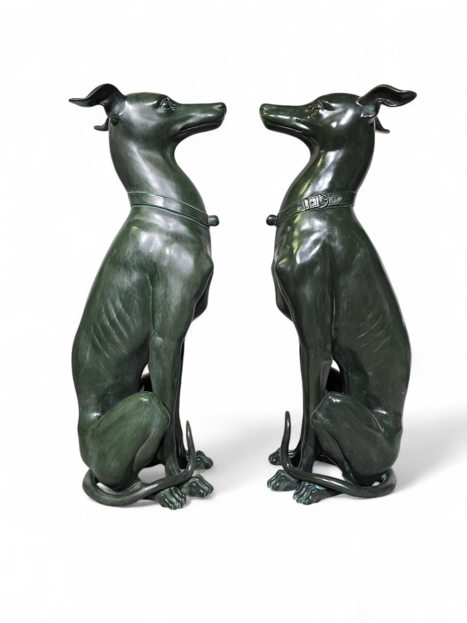 Milieu du XXe siècle Elegance Paire de statues de lévriers italiens des années 1950 en bronze patiné vert en vente