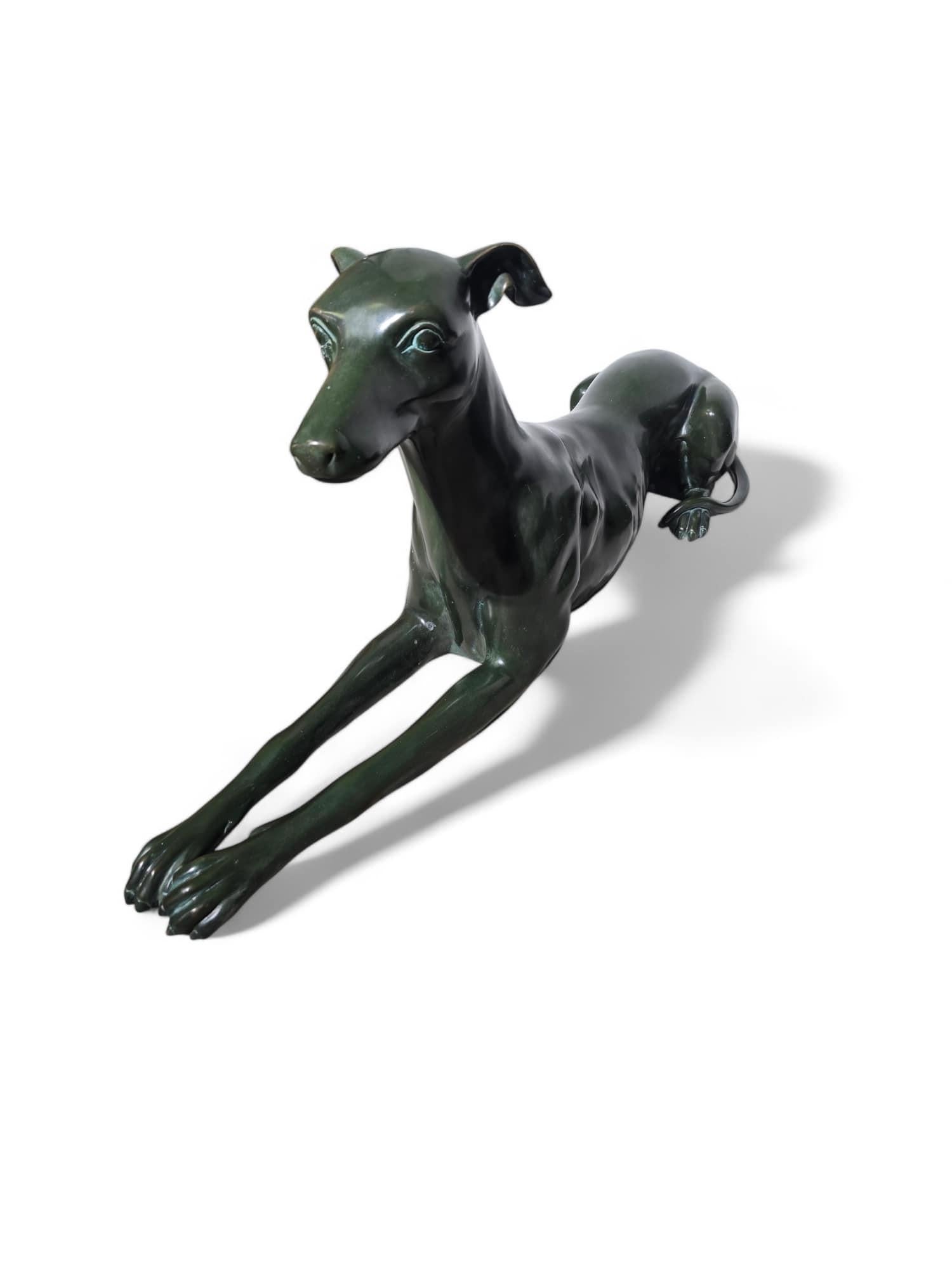Metà XX secolo Eleganza della coppia di statue di levrieri italiani degli anni '50 in bronzo patinato verde in vendita