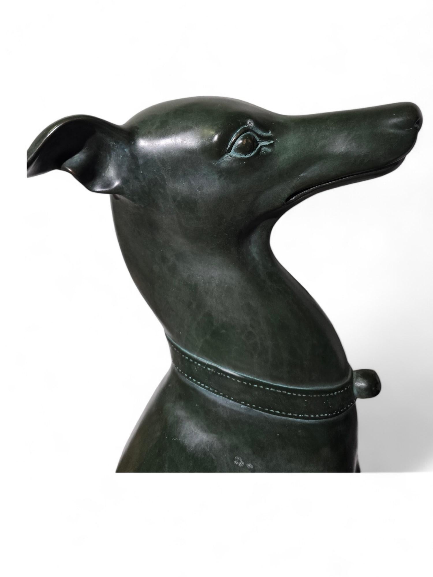 Bronze Elegance Paire de statues de lévriers italiens des années 1950 en bronze patiné vert en vente
