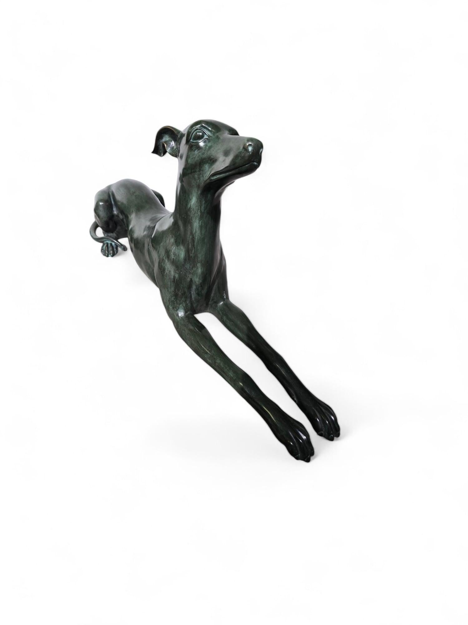 Bronzo Eleganza della coppia di statue di levrieri italiani degli anni '50 in bronzo patinato verde in vendita