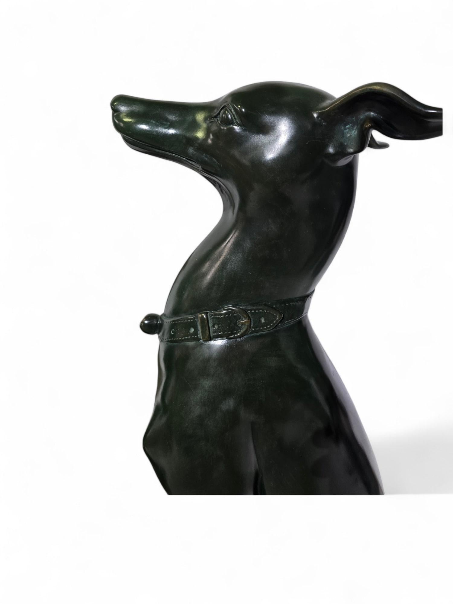 Elegance Paire de statues de lévriers italiens des années 1950 en bronze patiné vert en vente 1