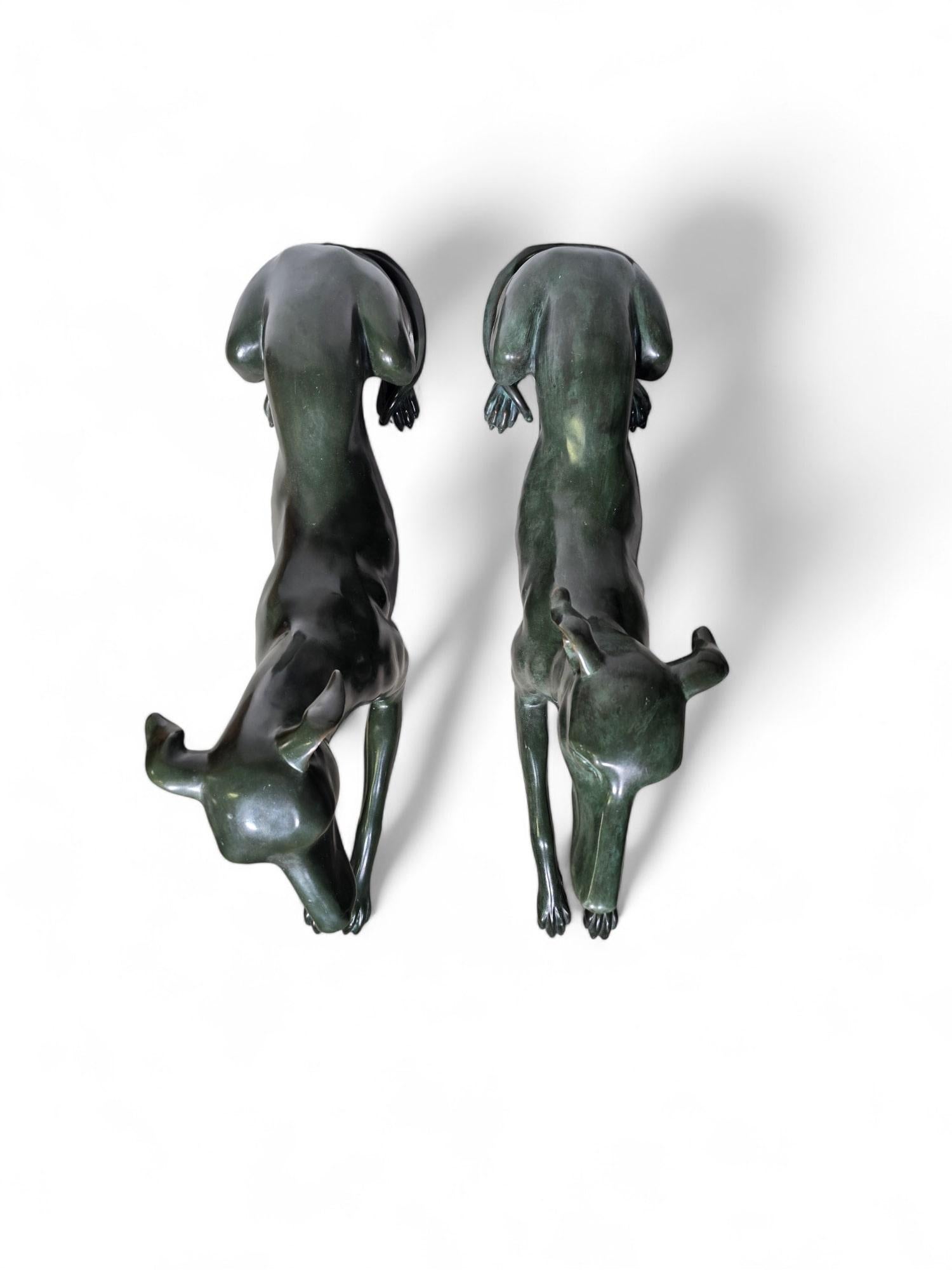 Eleganza della coppia di statue di levrieri italiani degli anni '50 in bronzo patinato verde in vendita 1