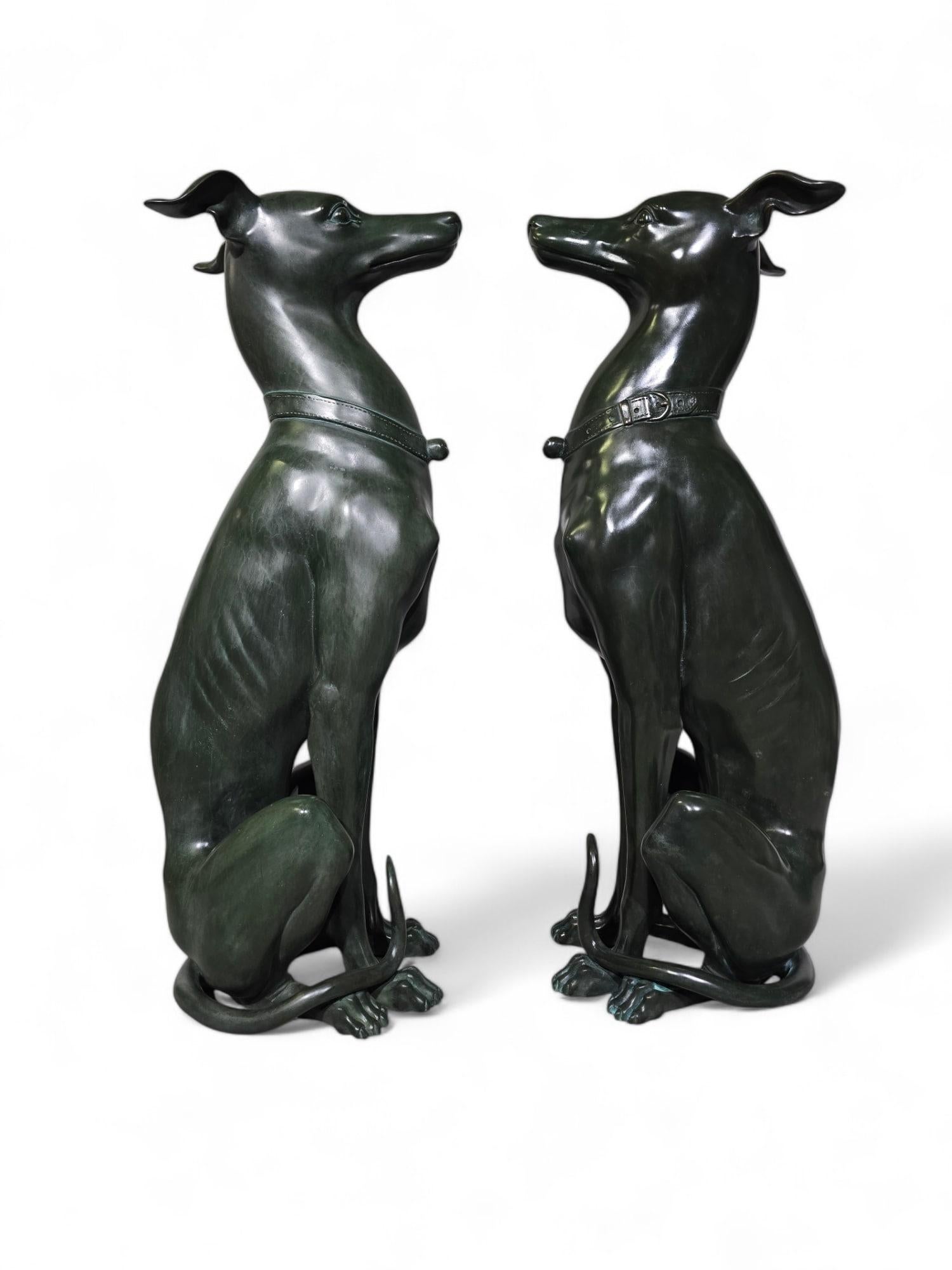 Elegance Paire de statues de lévriers italiens des années 1950 en bronze patiné vert en vente 2