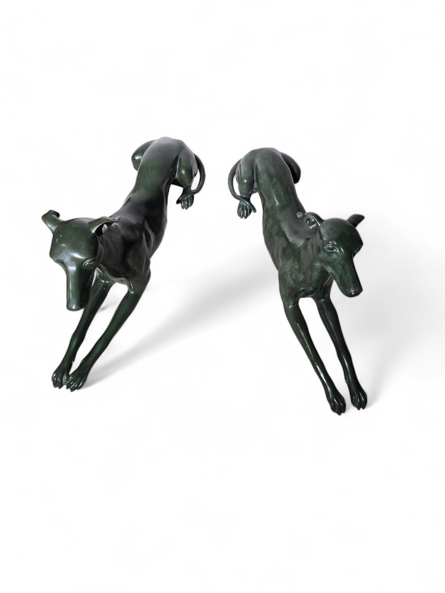 Eleganza della coppia di statue di levrieri italiani degli anni '50 in bronzo patinato verde in vendita 2