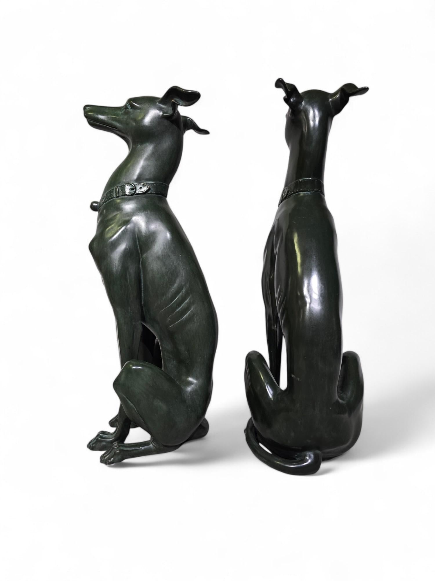 Elegance Paire de statues de lévriers italiens des années 1950 en bronze patiné vert en vente 3