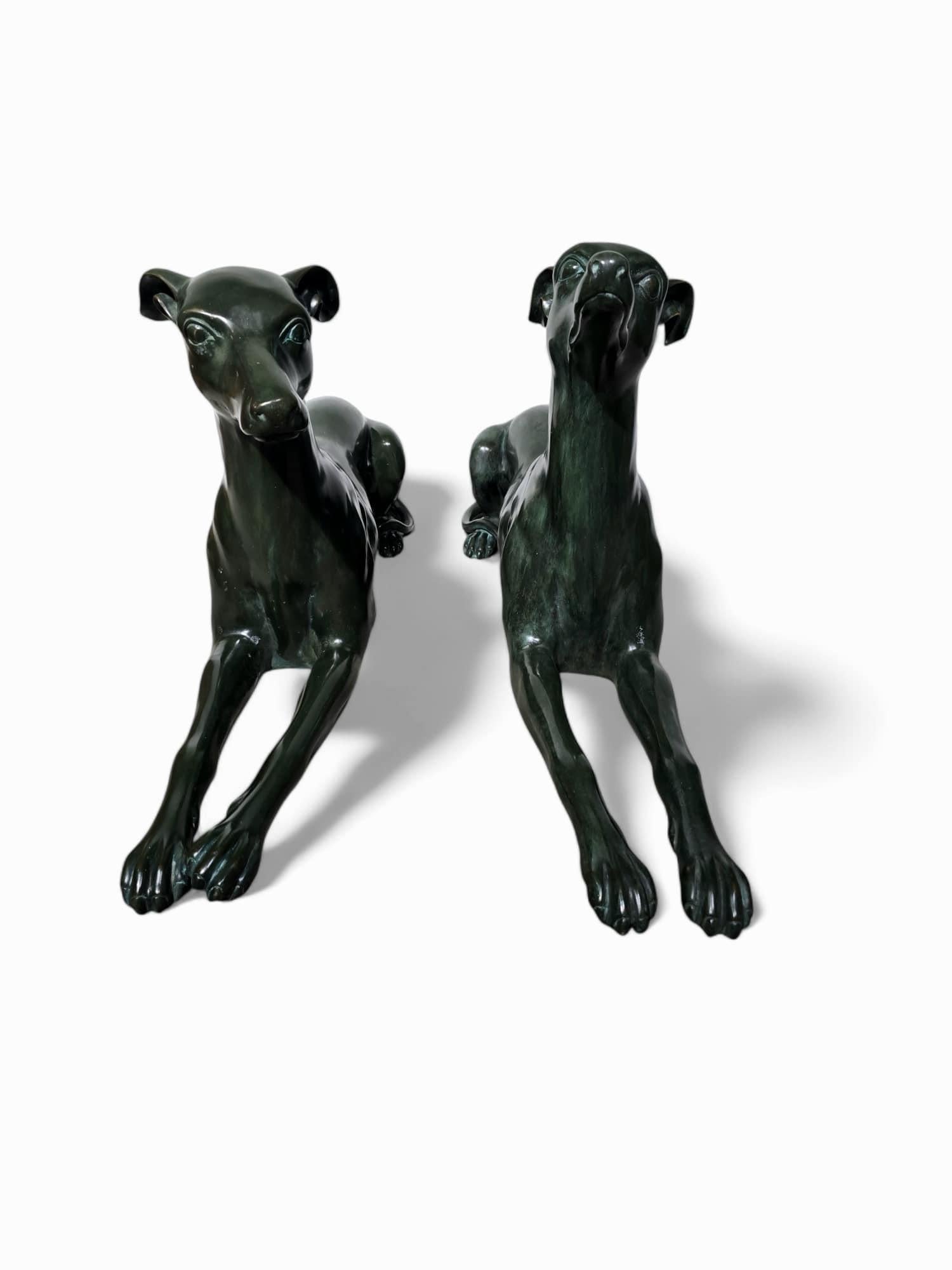 Eleganza della coppia di statue di levrieri italiani degli anni '50 in bronzo patinato verde in vendita 3