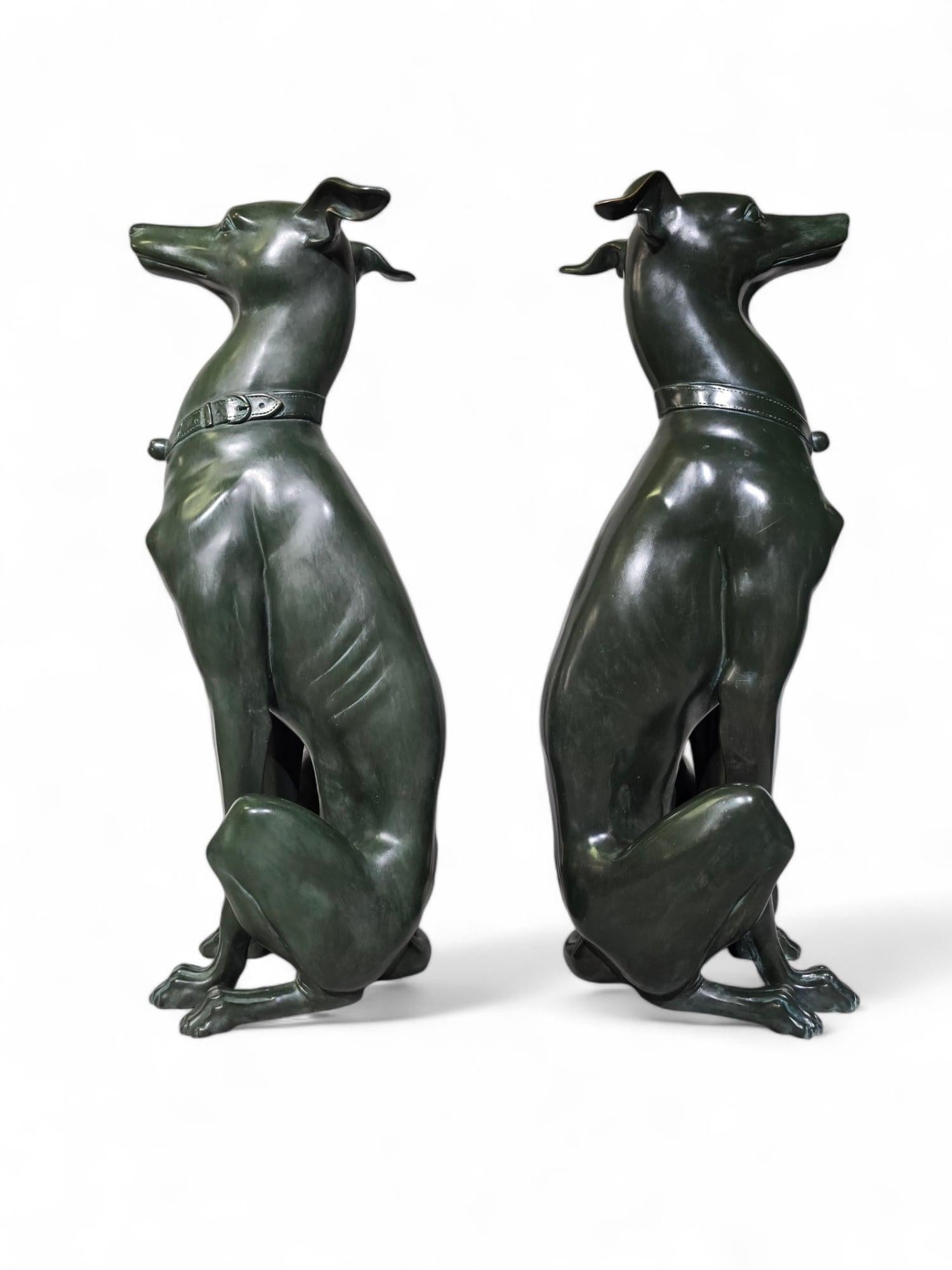 Elegance Paire de statues de lévriers italiens des années 1950 en bronze patiné vert en vente 4