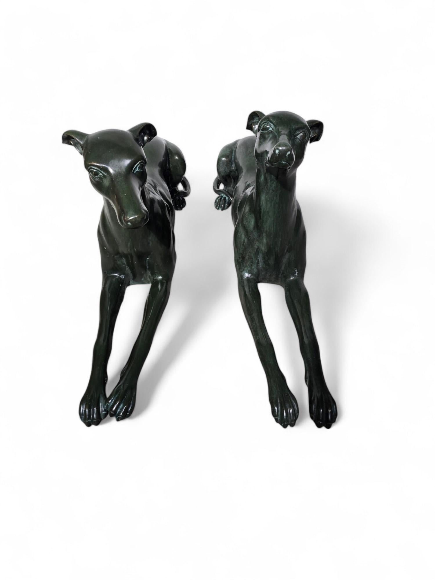 Eleganza della coppia di statue di levrieri italiani degli anni '50 in bronzo patinato verde in vendita 4