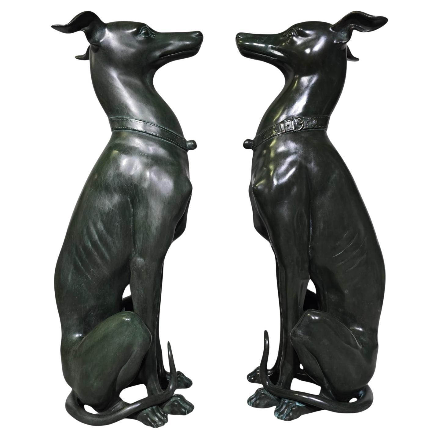 Eleganza della coppia di statue di levrieri italiani degli anni '50 in bronzo patinato verde