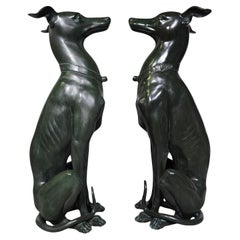 Elegante pareja de estatuas de galgos italianos de los años 50 en bronce patinado verde