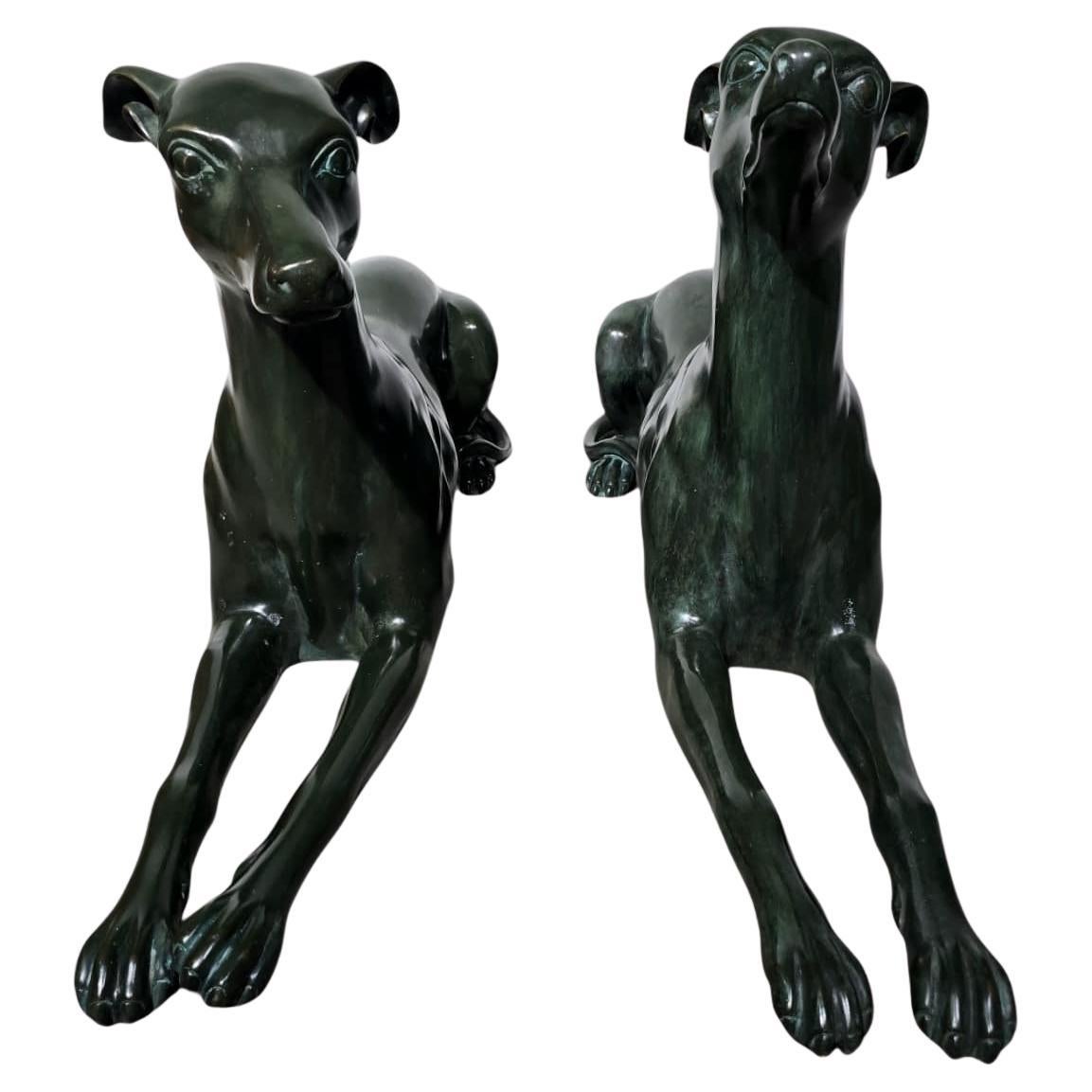 Elegantes Paar italienischer Windhundstatuen aus den 1950er Jahren aus grün patinierter Bronze
