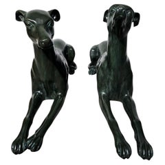 Elegante pareja de estatuas de galgos italianos de los años 50 en bronce patinado verde