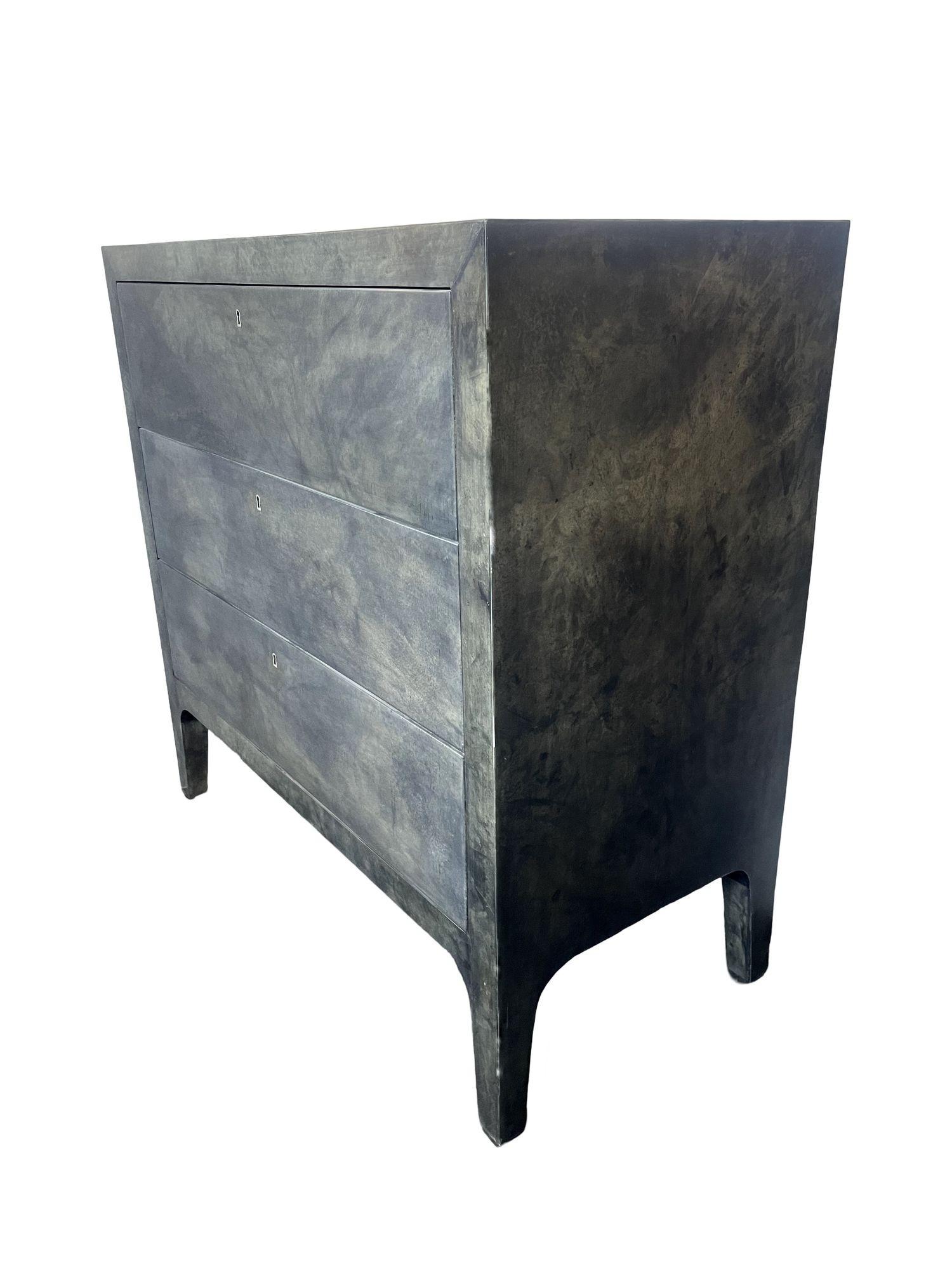 Elegant Pair of 1980s Italian Goatskin Commodes in Matte Charcoal For Sale 1