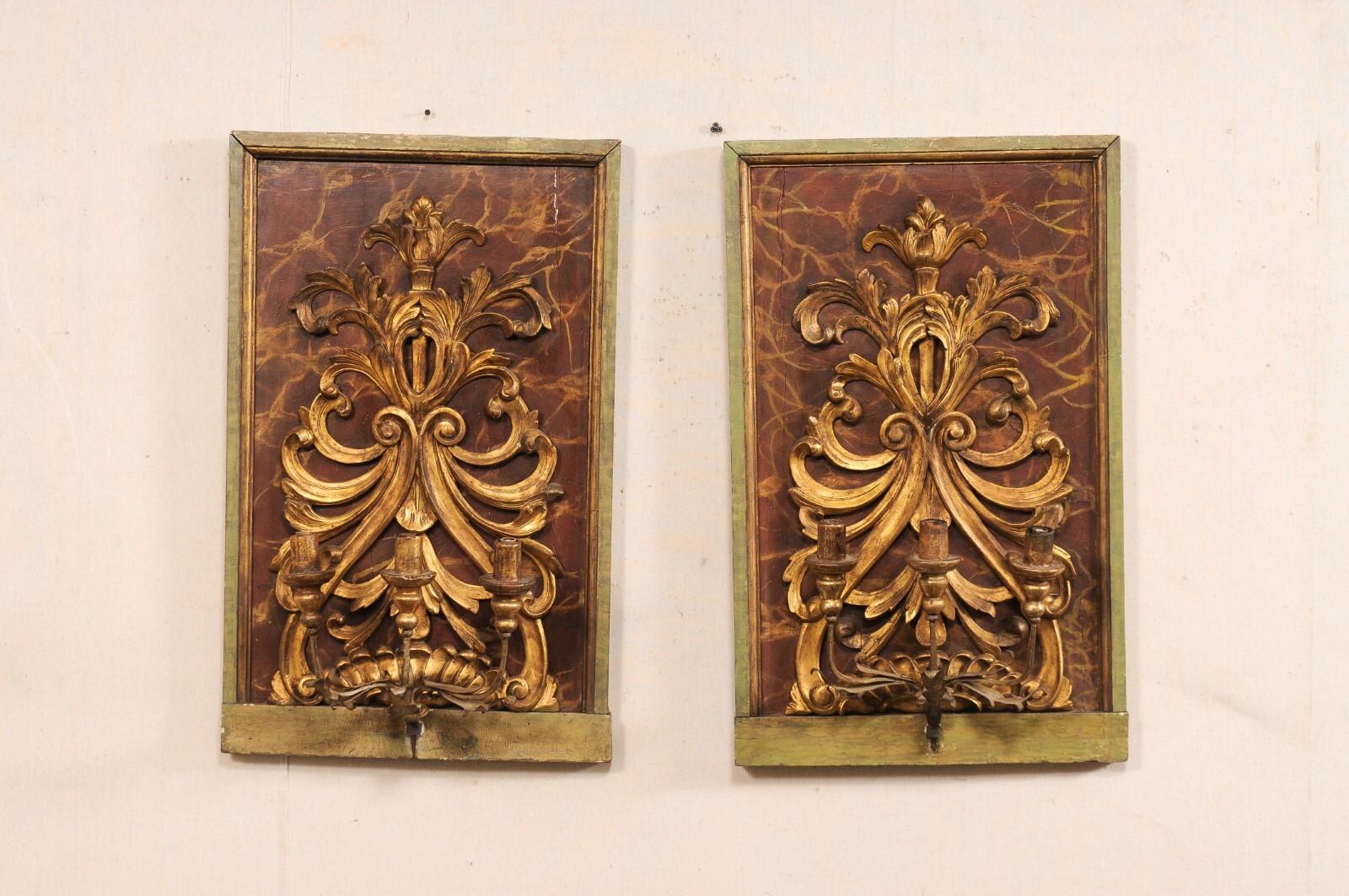Pareja francesa del siglo XIX de apliques de tres luces con placa de madera tallada. Este par de apliques antiguos procedentes de Francia se han fabricado a partir de fragmentos de madera tallada del siglo XIX (con un motivo de volutas foliadas) y