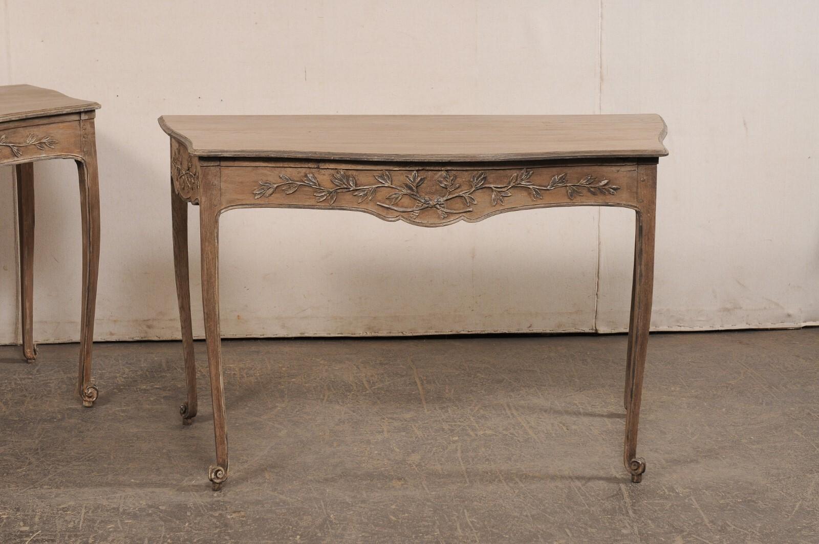 19th Century Elegant Pair of 19th C. French Serpentine Console Tables For Sale