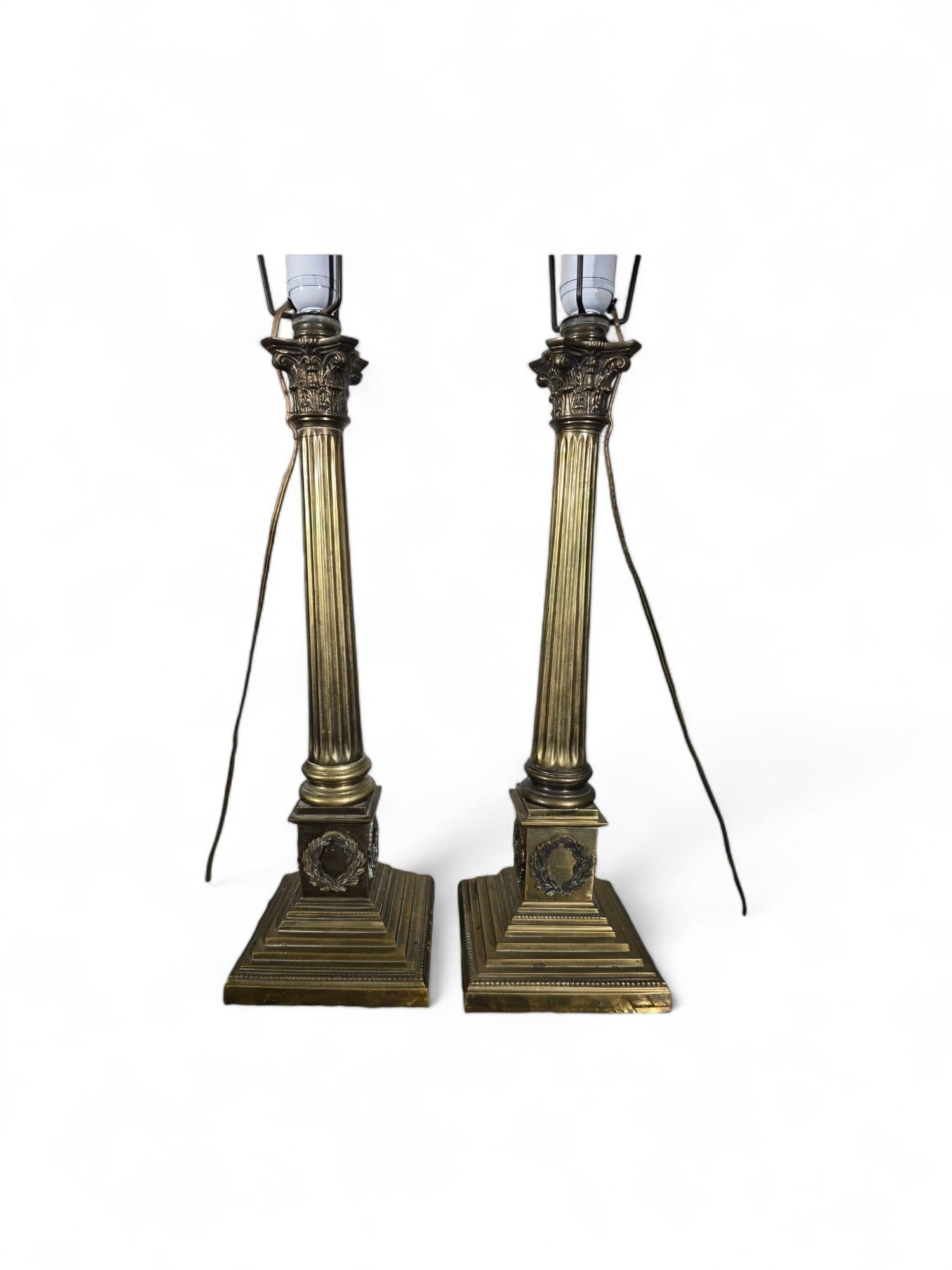 Cette paire sophistiquée de lampes de table du XIXe siècle présente des colonnes en bronze magnifiquement travaillées, alliant élégance et design intemporel. Leurs proportions imposantes et leurs détails complexes font de ces lampes un ajout exquis