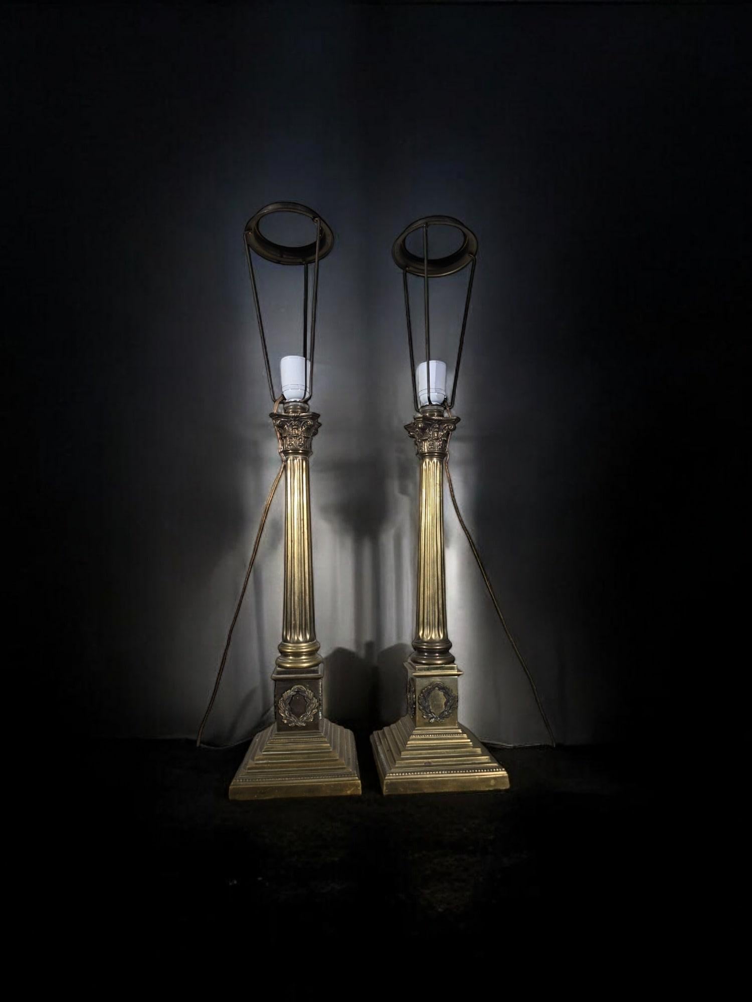 Fin du XIXe siècle Elegance Paire de lampes de table à colonne en bronze du 19e siècle en vente